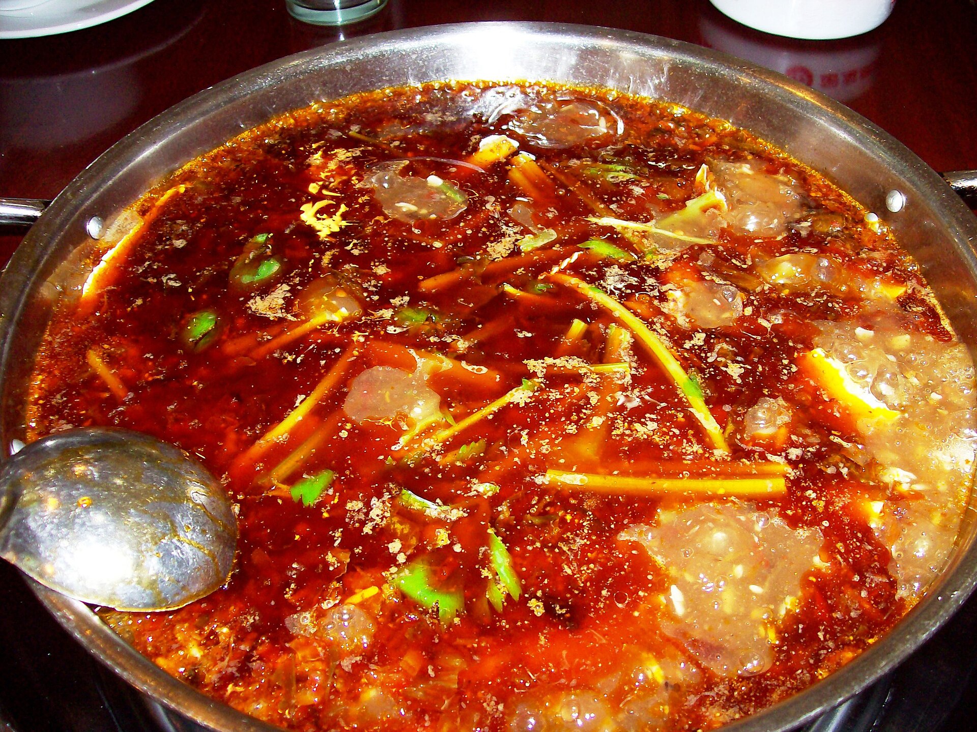 천엽과 오리 창자, 고기, 채소가 둘러놓인 충칭 훠궈 상