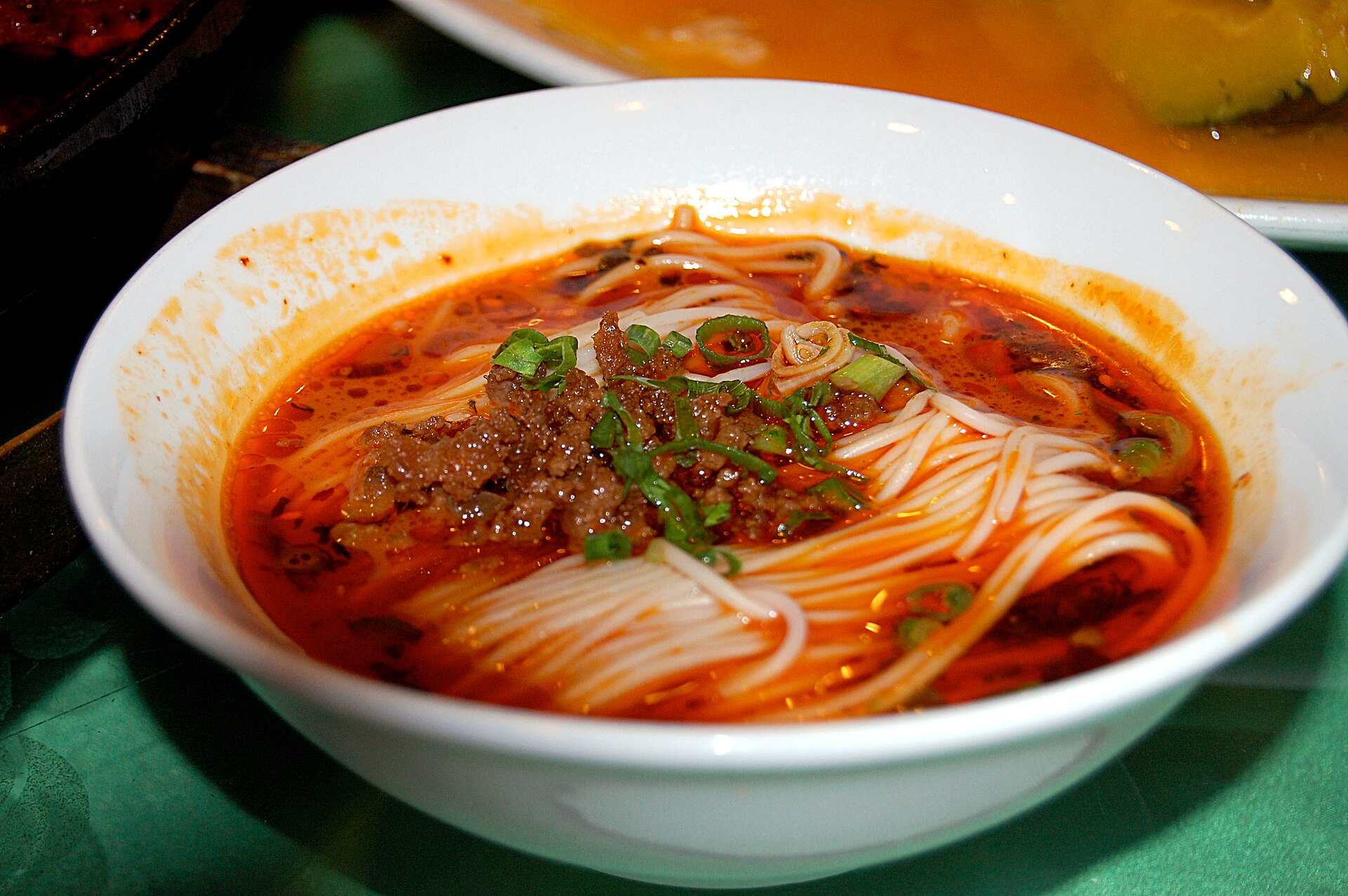 고추기름과 다진 고기, 파를 올린 쓰촨식 탄탄면