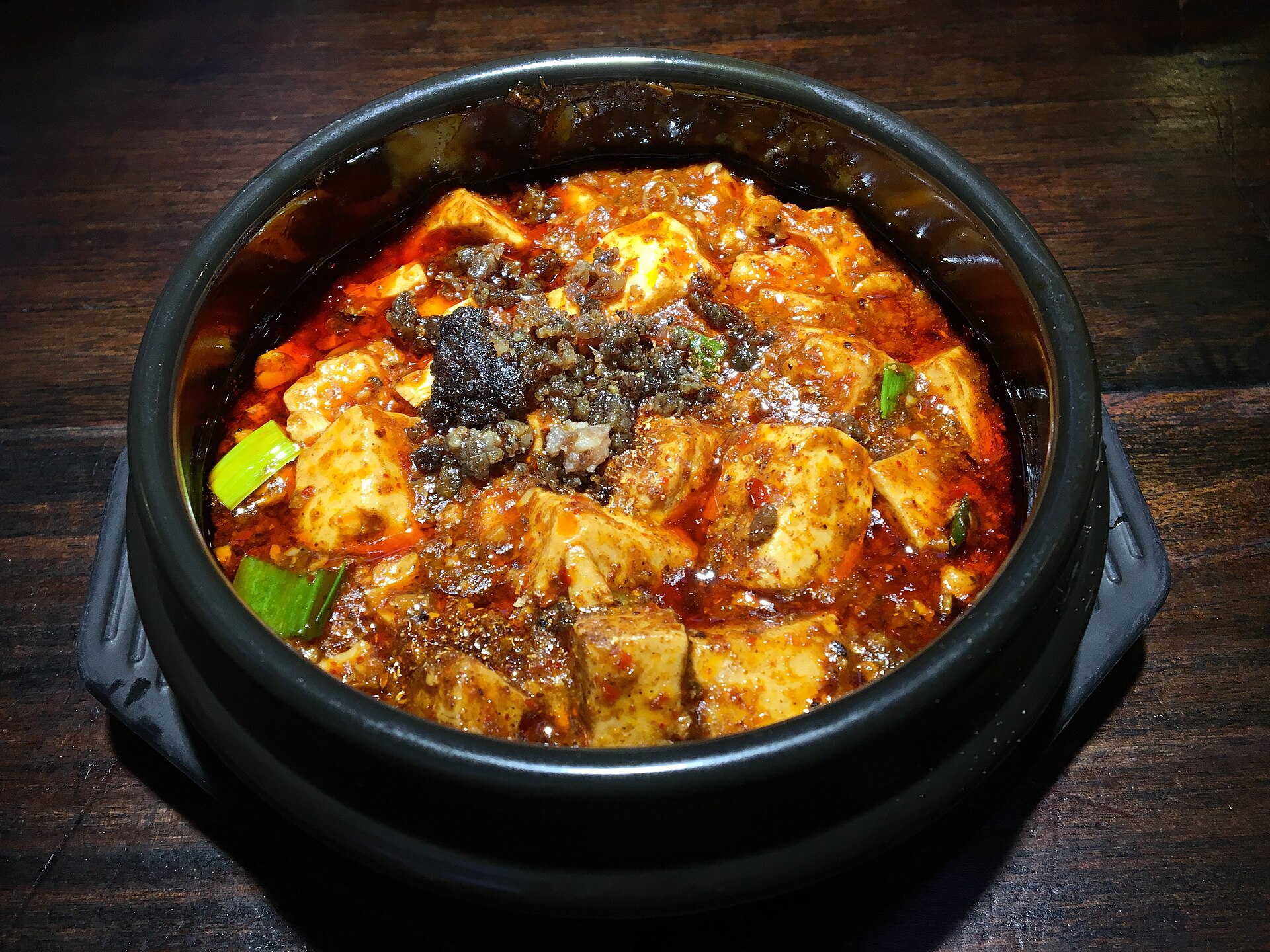 부드러운 두부 조각과 화자오가 보이는 마파두부 근접 사진