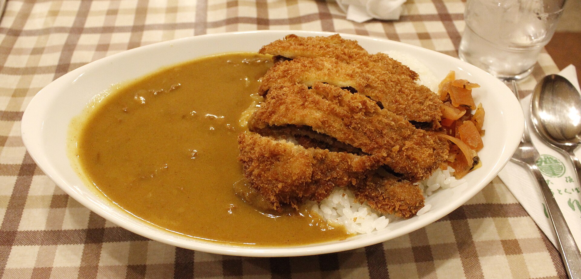 바삭한 돈가스를 올린 일본식 카츠카레