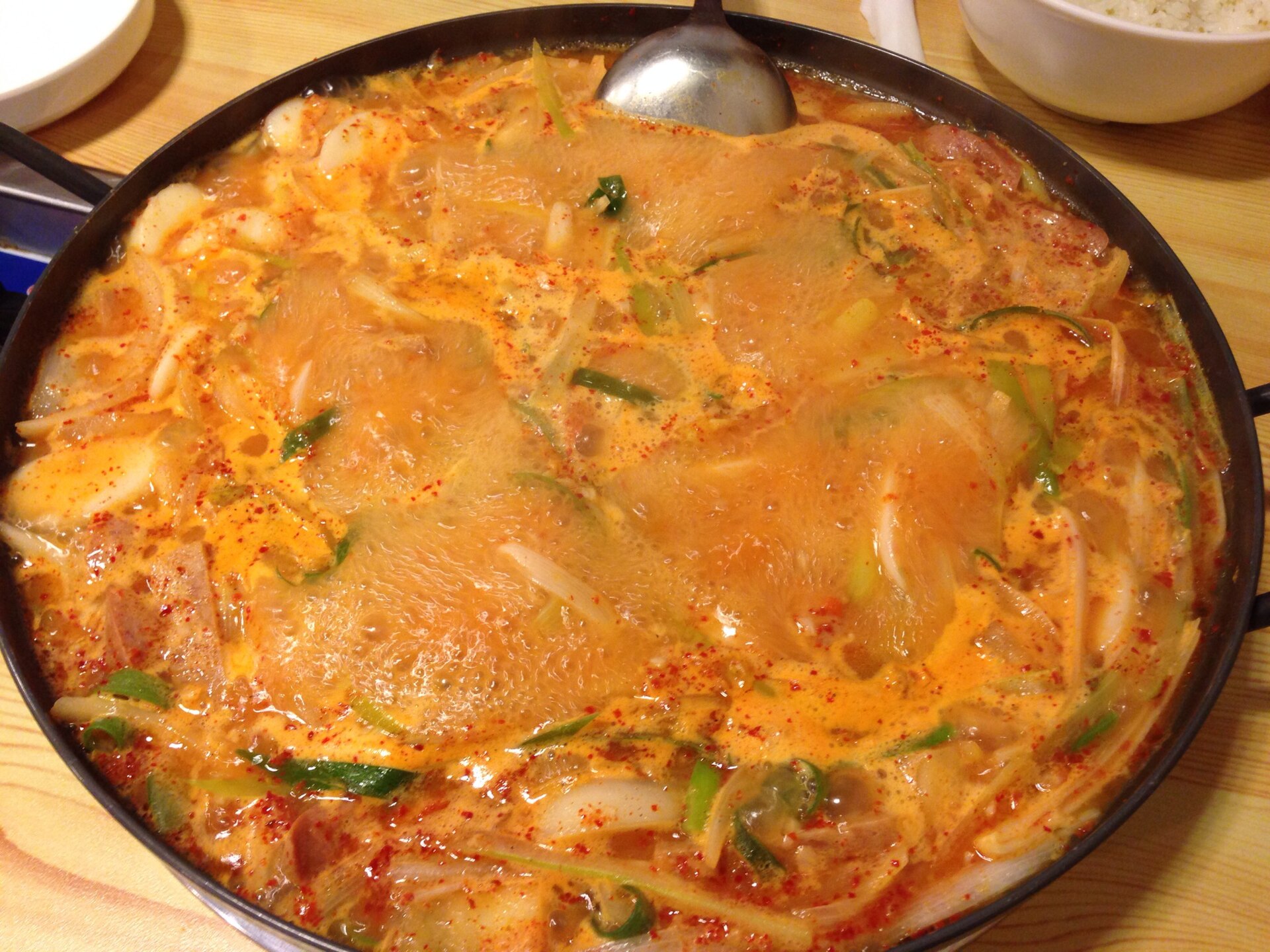 라면과 햄이 붉은 국물 속에서 끓는 부대찌개