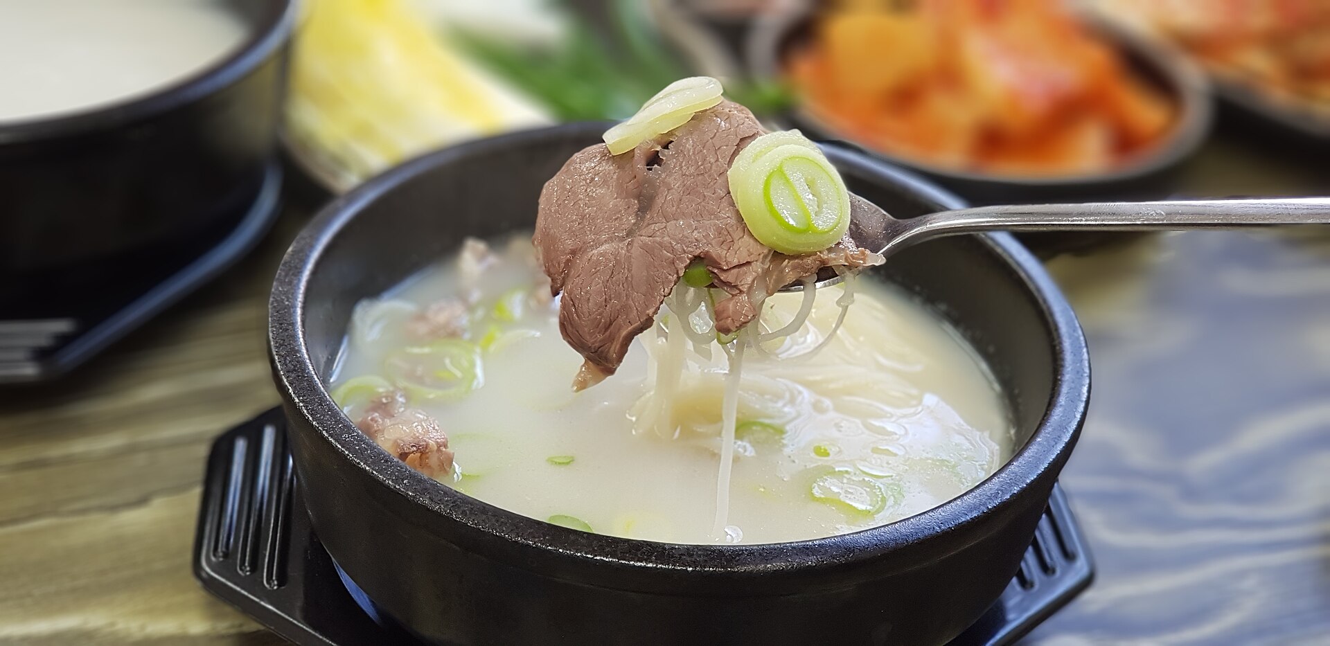 파와 고기를 올린 뽀얀 설렁탕 한 그릇