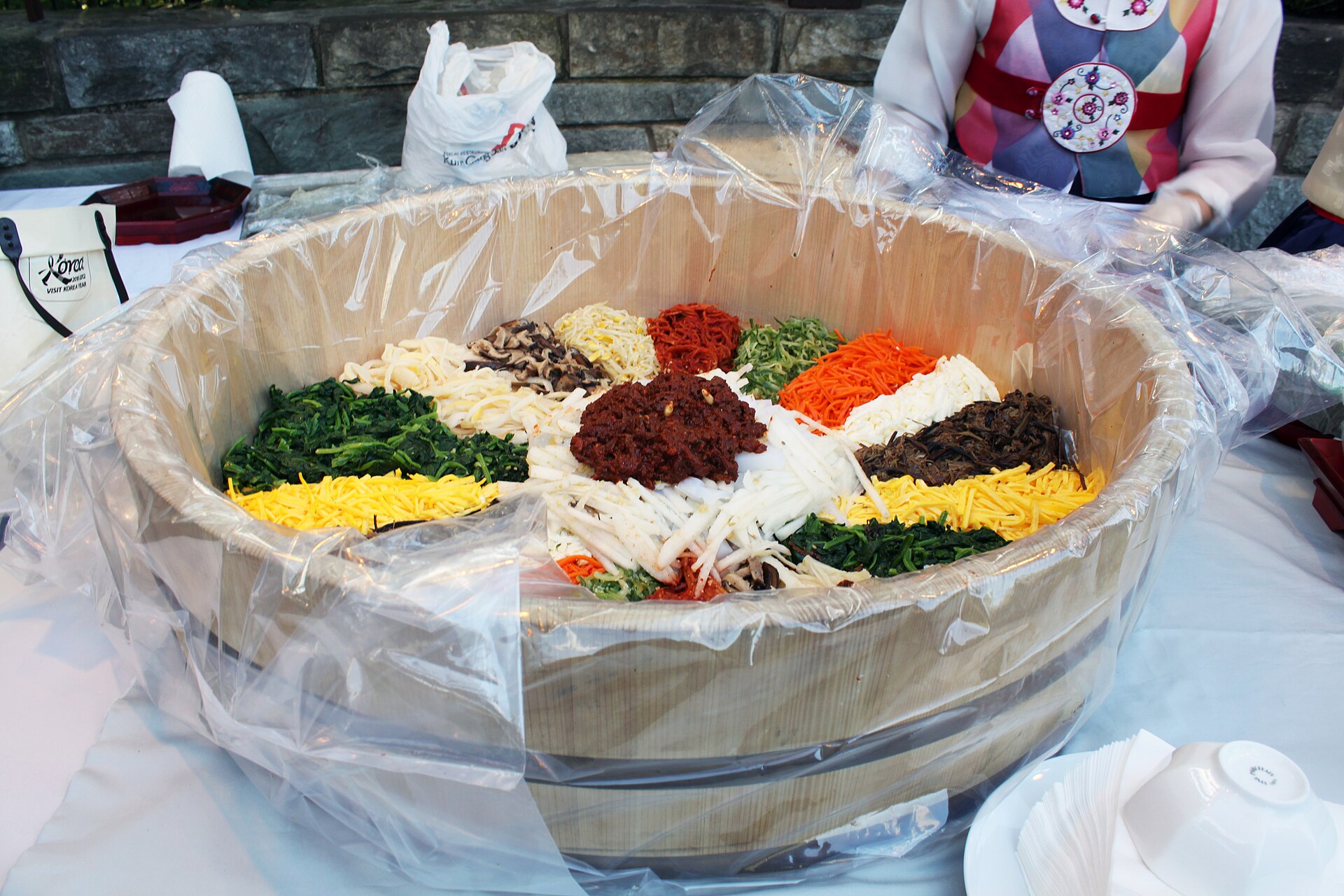여러 사람이 나눠 먹도록 큰 그릇에 담은 비빔밥 재료