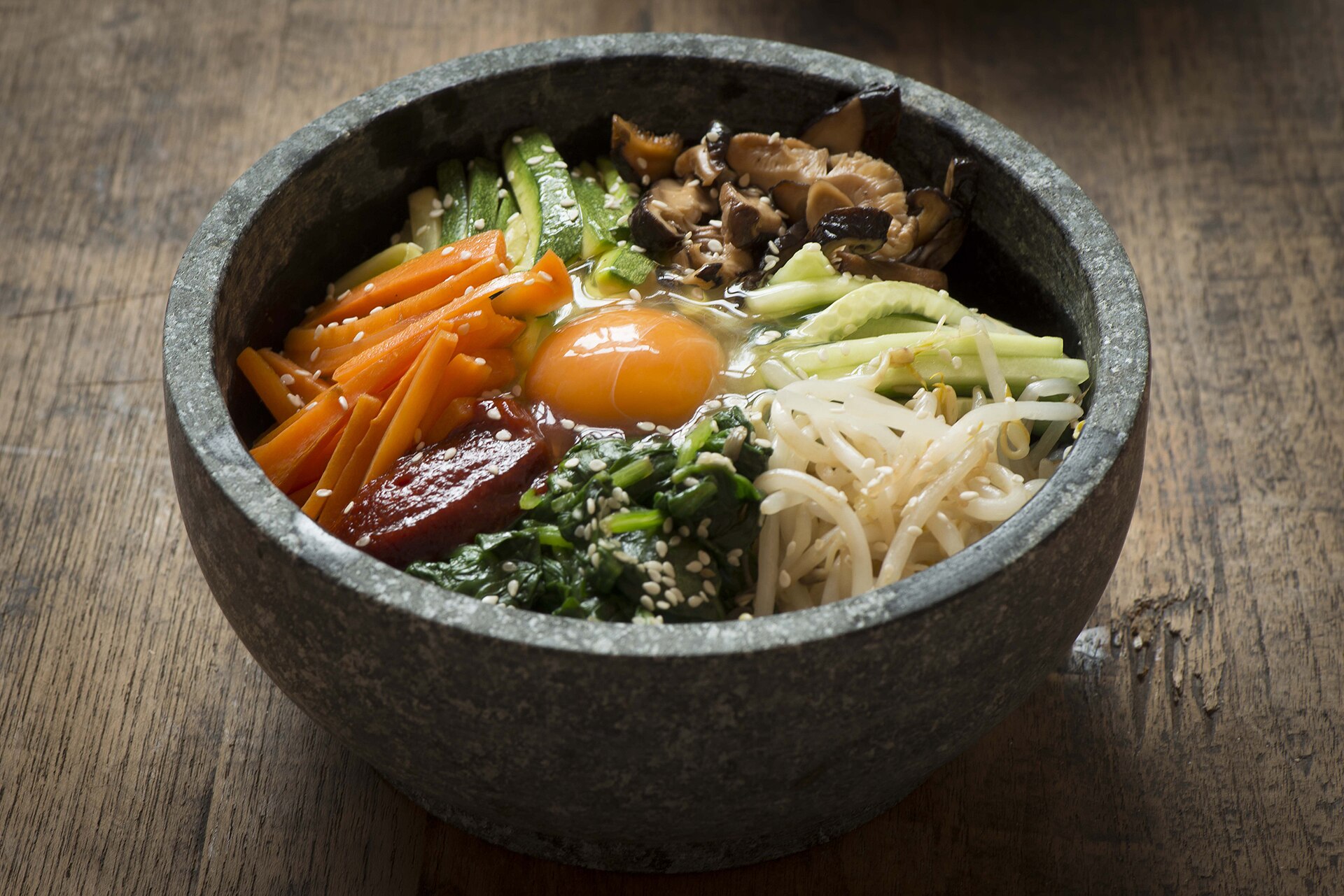달걀과 나물을 올린 뜨거운 돌솥비빔밥