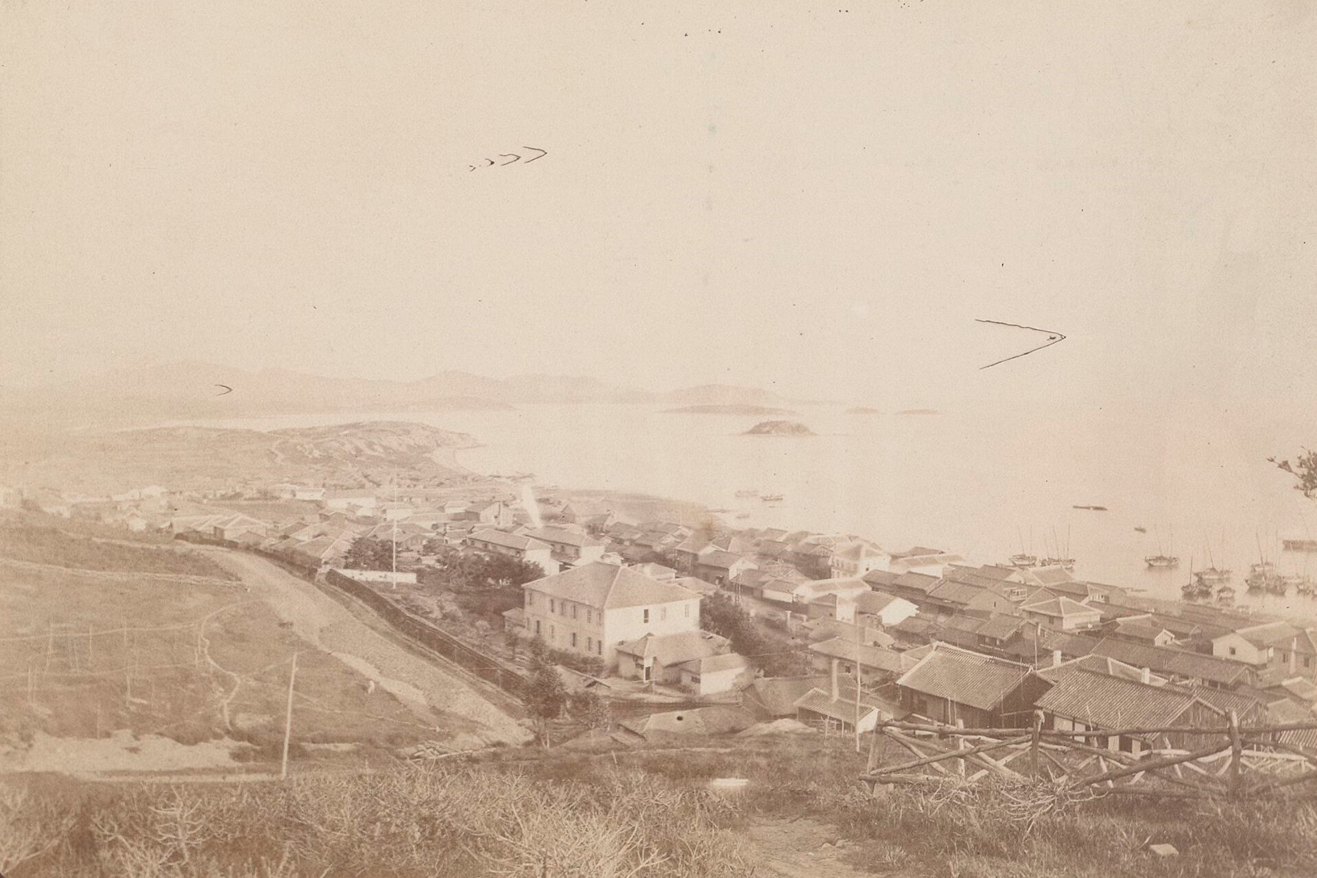 1890년 언덕에서 내려다본 제물포 항구와 마을