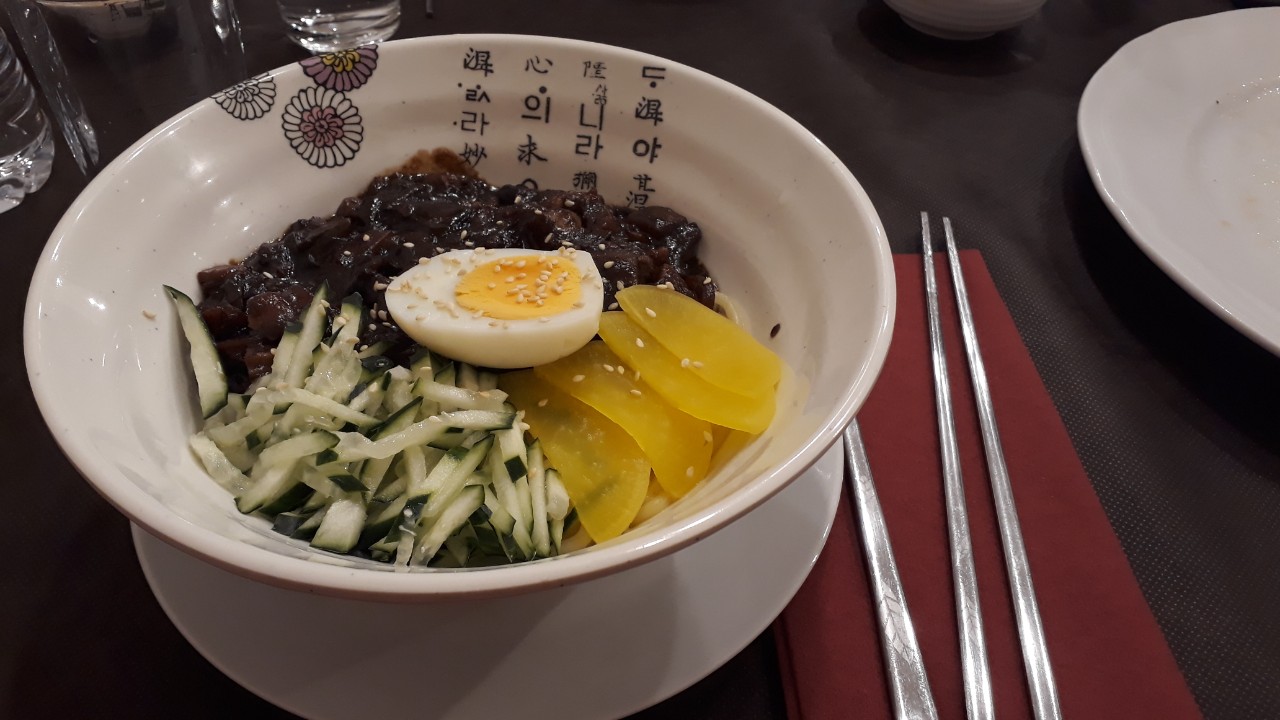 검은 춘장 소스와 오이채를 올린 짜장면