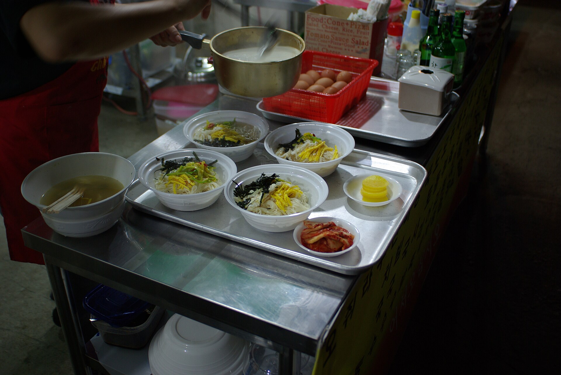 멸치 국물에 면과 채소 고명을 담은 한국의 잔치국수