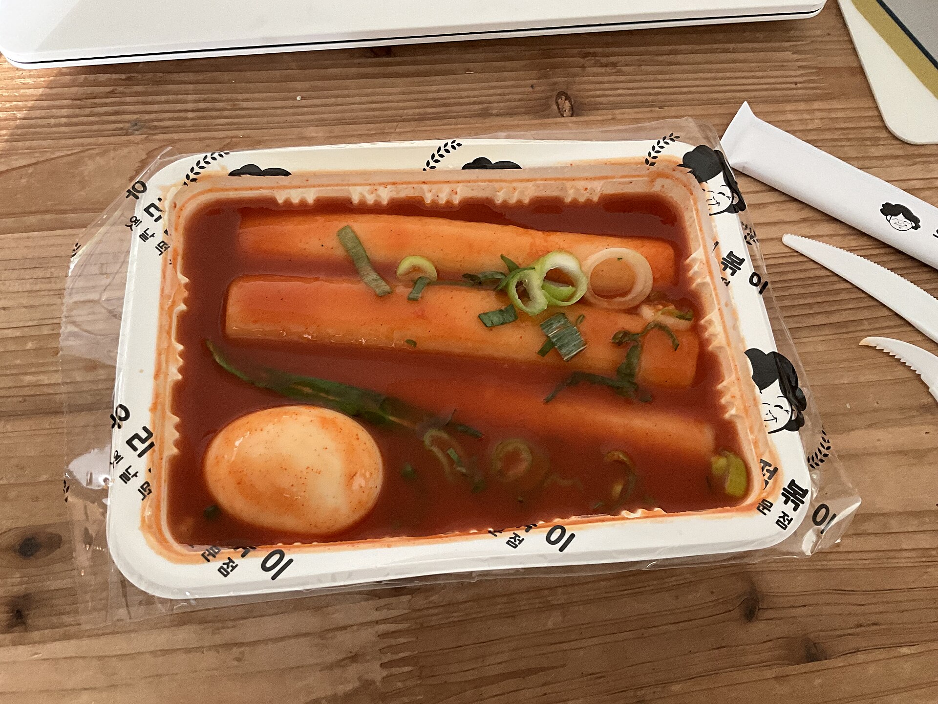 굵은 가래떡에 붉은 양념이 묻은 떡볶이