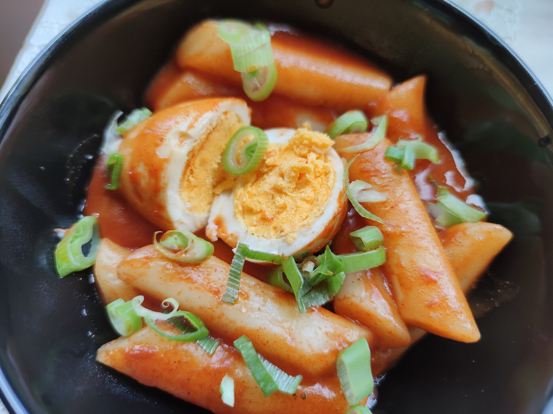 붉은 소스에 떡과 어묵, 채소를 넣고 끓인 떡볶이
