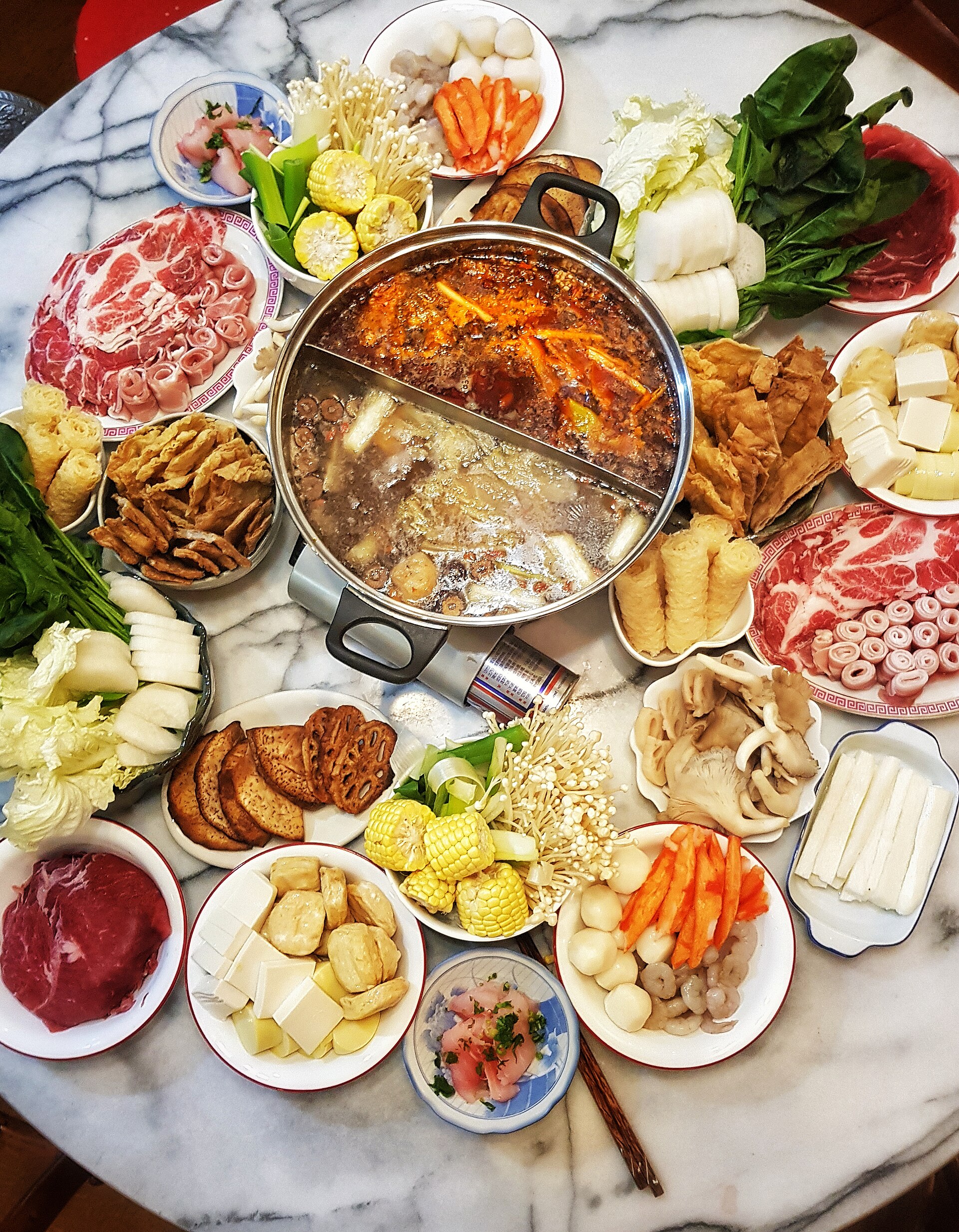 채소와 고기를 둘러놓은 중국식 훠궈 상