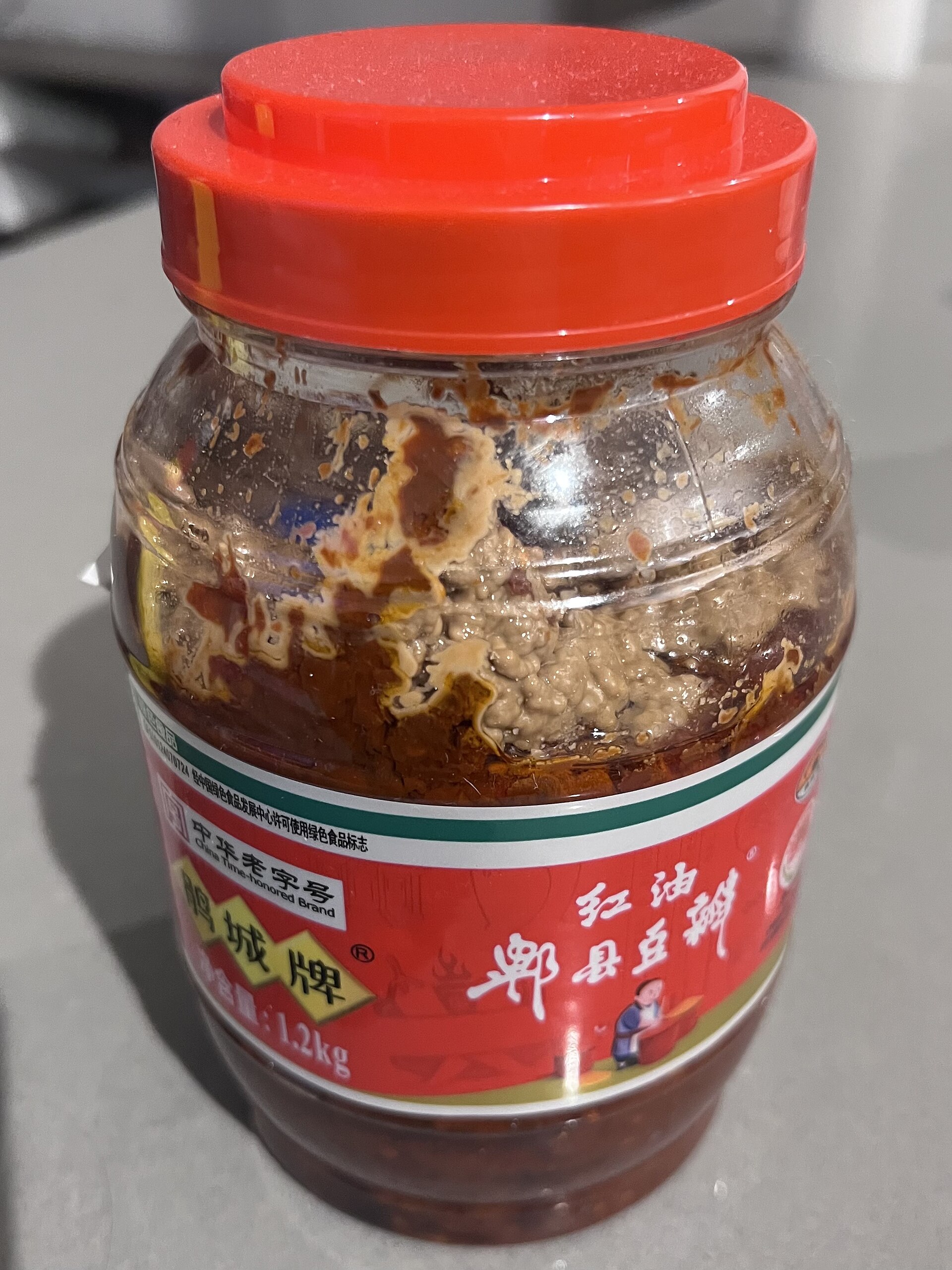 붉은 기름이 밴 두반장 항아리
