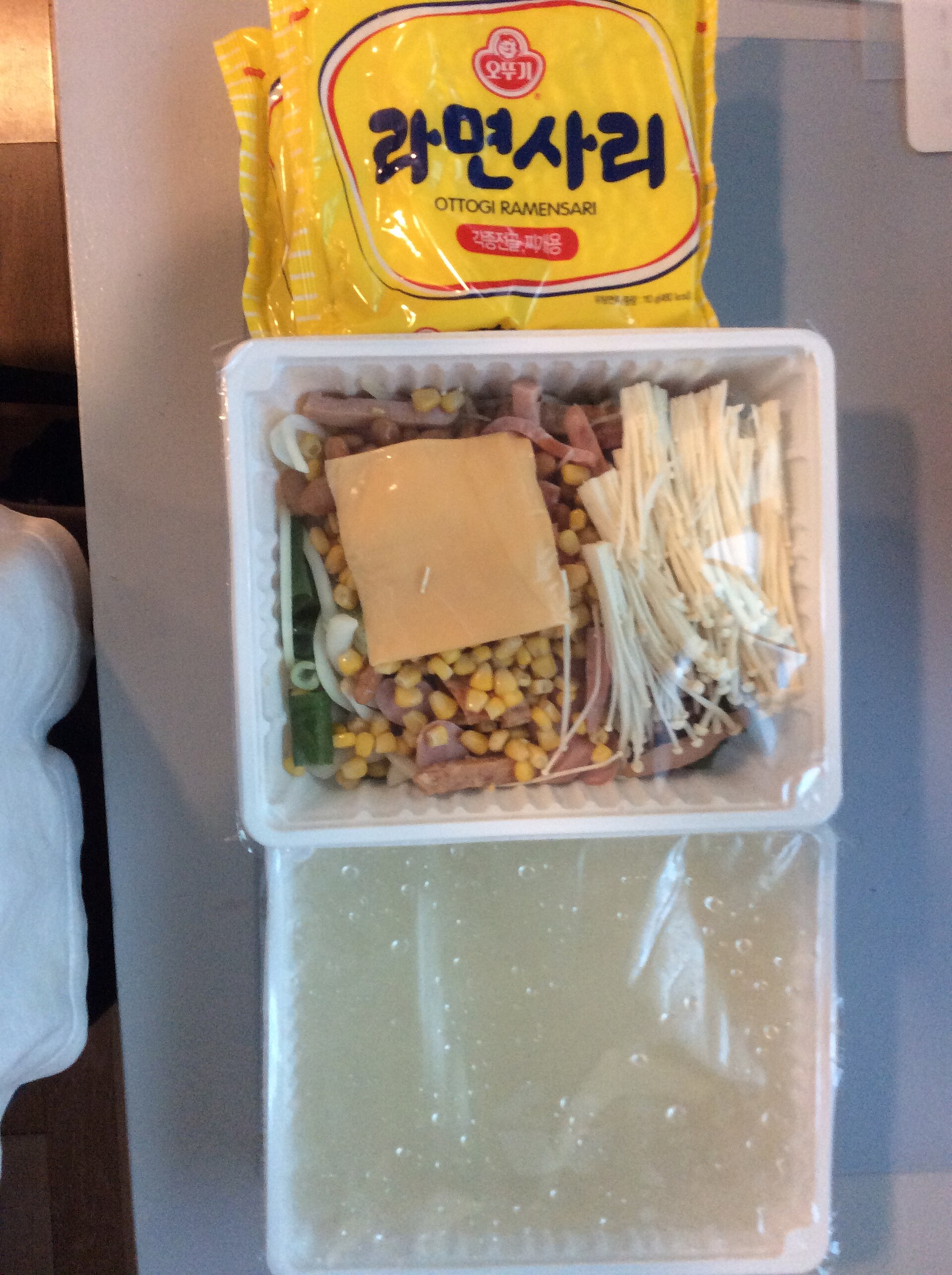 햄과 소시지, 채소를 나눠 담은 부대찌개 재료