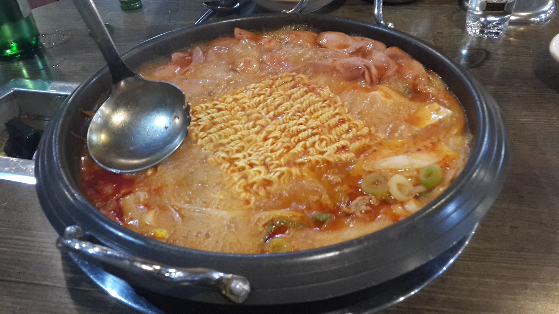 라면과 대파를 넣고 끓이는 부대찌개