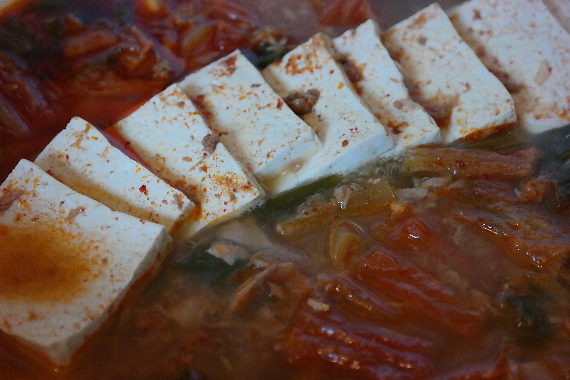두부를 큼직하게 넣어 끓인 김치찌개