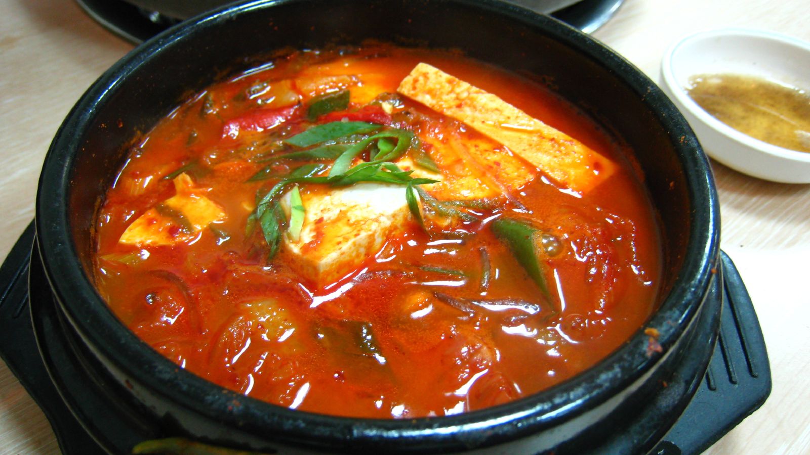 뚝배기에서 보글보글 끓는 김치찌개