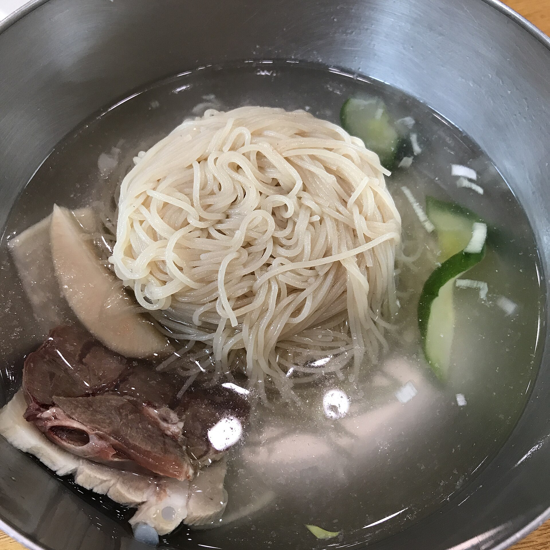 맑은 육수에 메밀면과 고명을 담은 물냉면