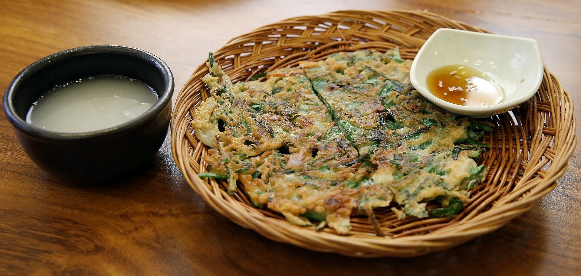 부침개와 막걸리를 함께 차린 상