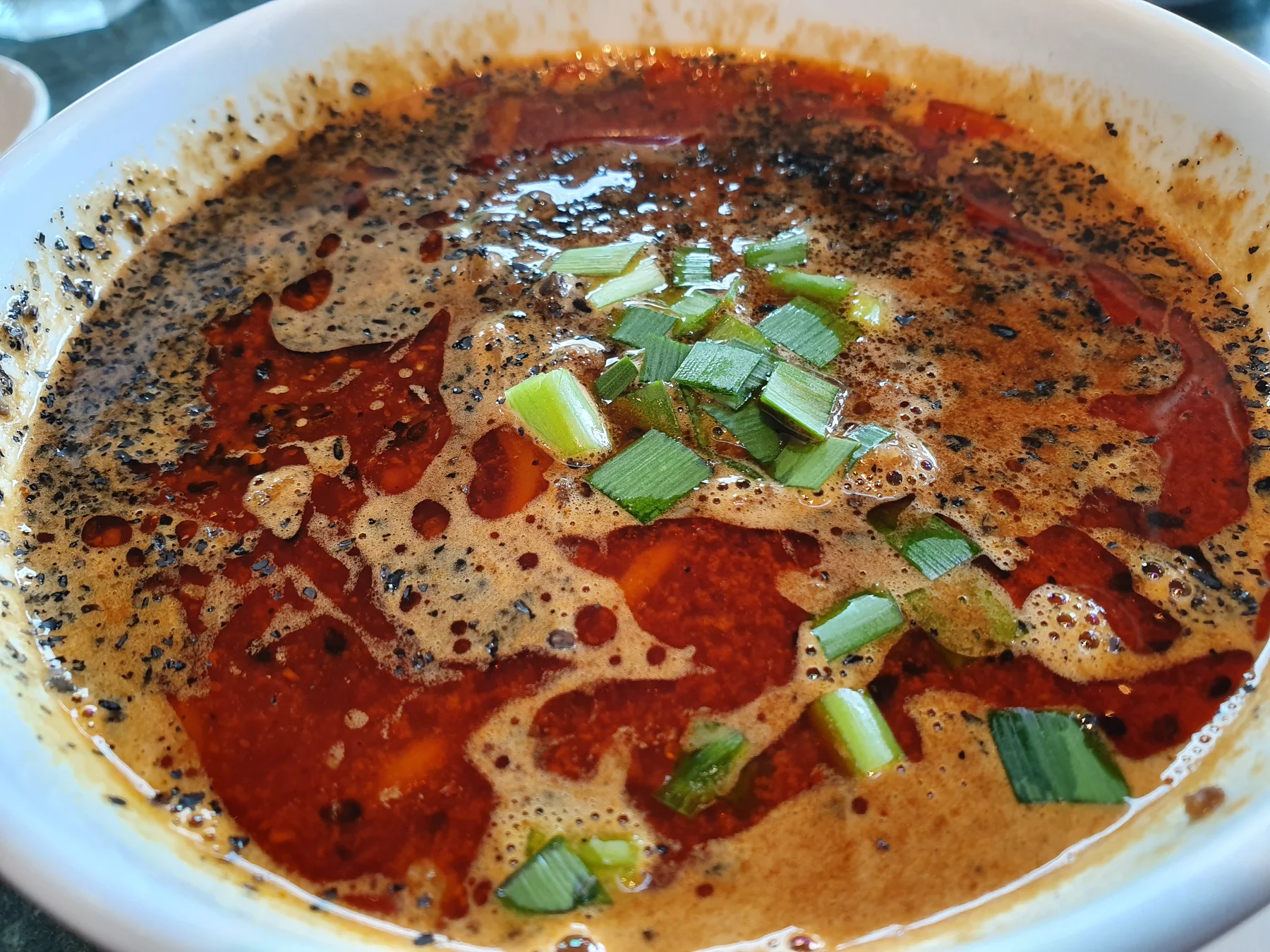 도쿄 마루노우치 음식점에서 낸 붉은 기름과 파가 보이는 국물 탄탄멘