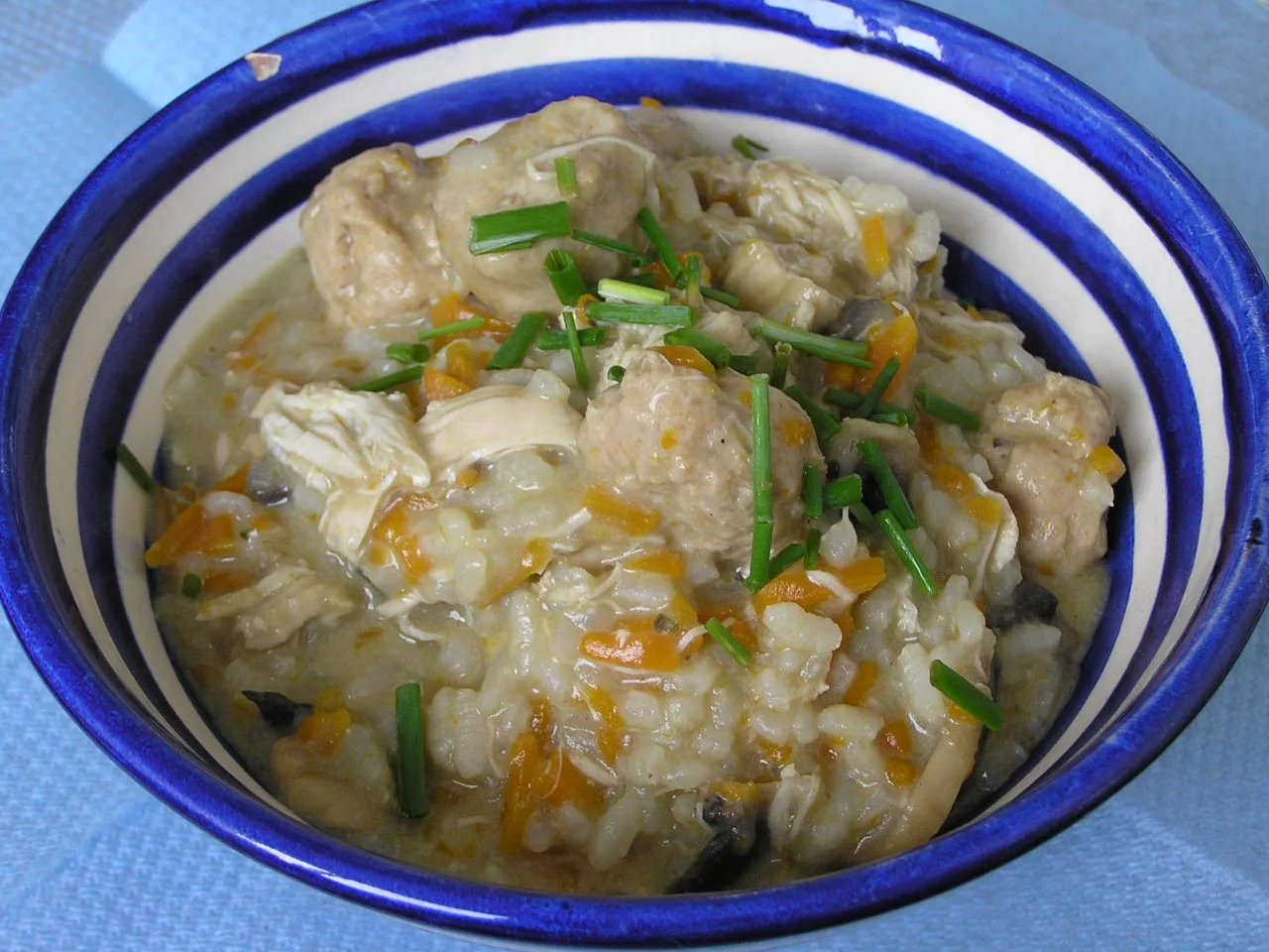 수분이 넉넉하게 남은 리소토를 푸른 무늬 그릇에 담은 모습