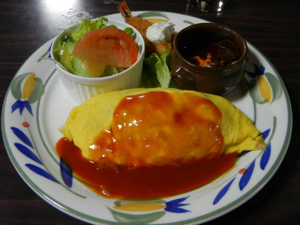 케첩라이스를 얇은 달걀로 감싸고 토마토소스를 끼얹은 북극성 오므라이스