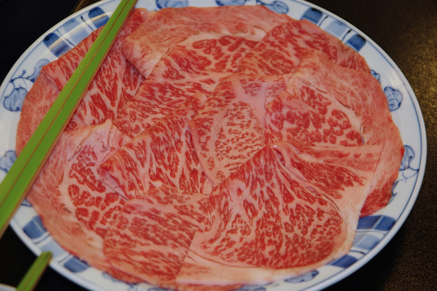 마블링이 보이도록 얇고 넓게 썬 스키야키용 소고기