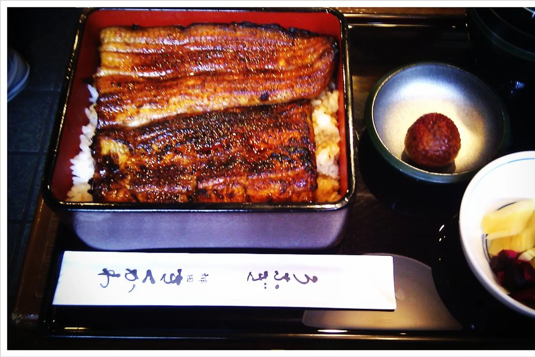 검은 찬합에 장어 가바야키와 밥을 담은 도쿄식 우나주