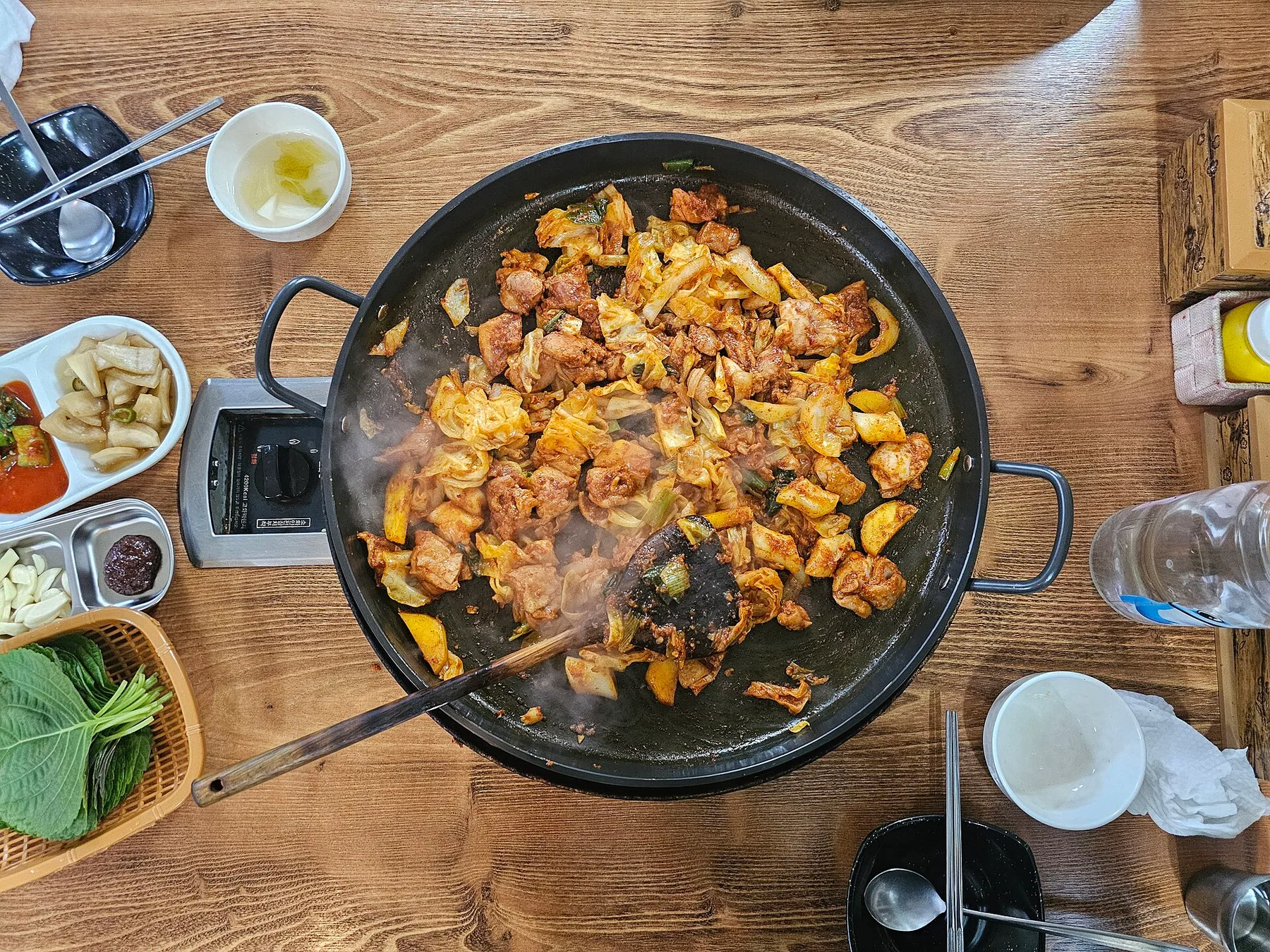 양배추가 숨이 죽고 닭고기에 붉은 양념이 밴 조리 후 닭갈비