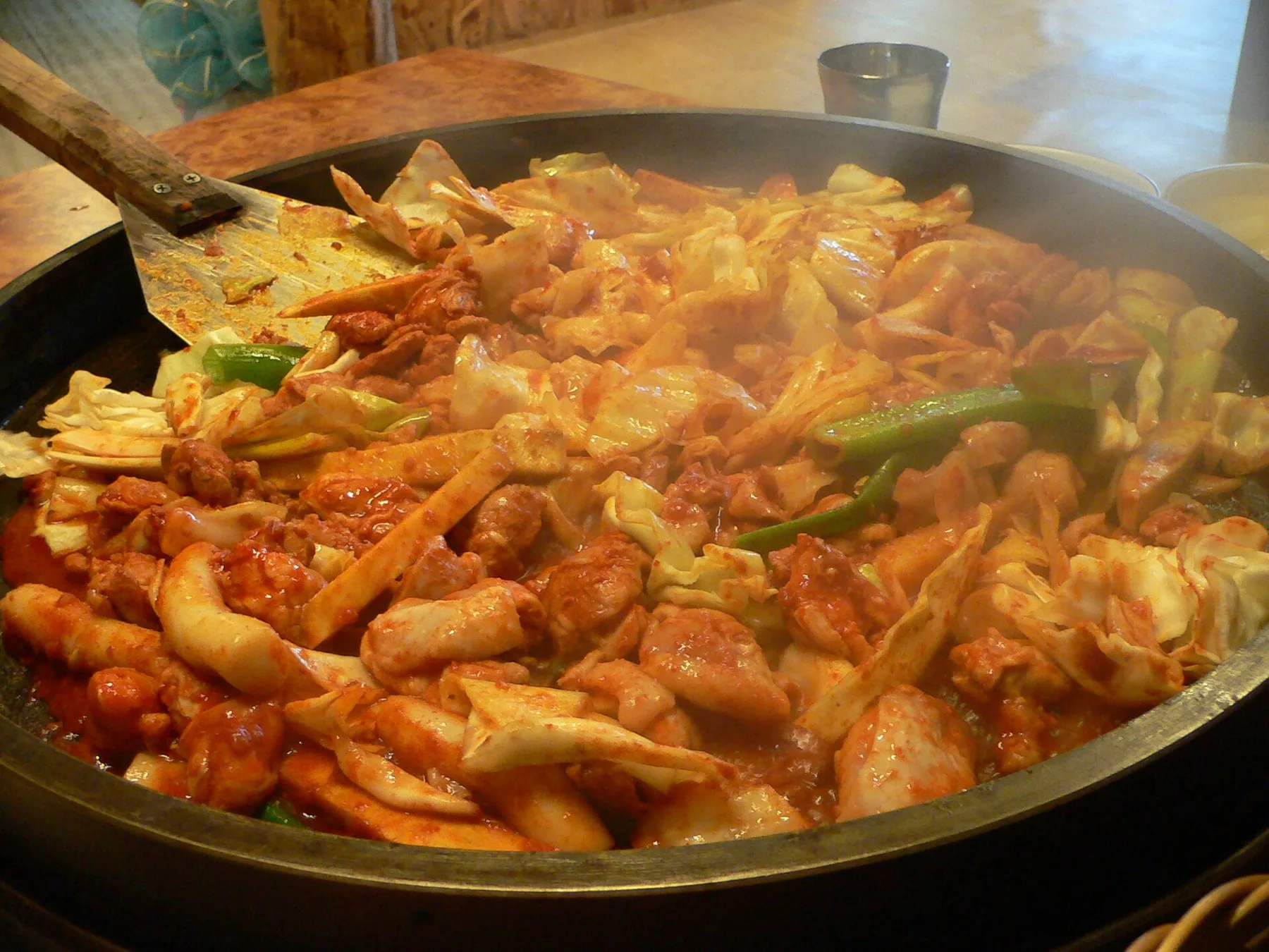 닭고기와 양배추가 붉은 양념에 볶아진 닭갈비 한 철판