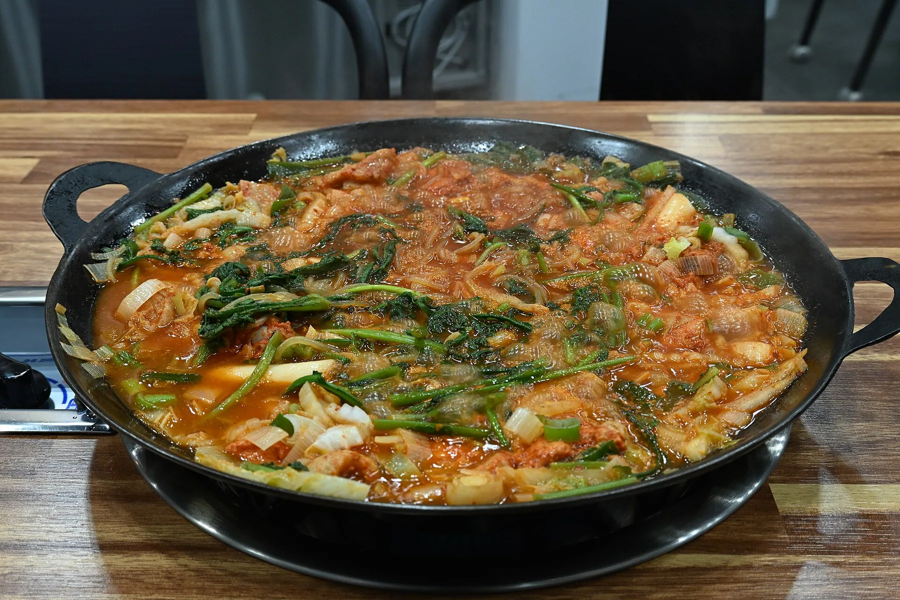 육수에 닭고기와 채소, 면을 넣고 끓이는 태백식 물닭갈비