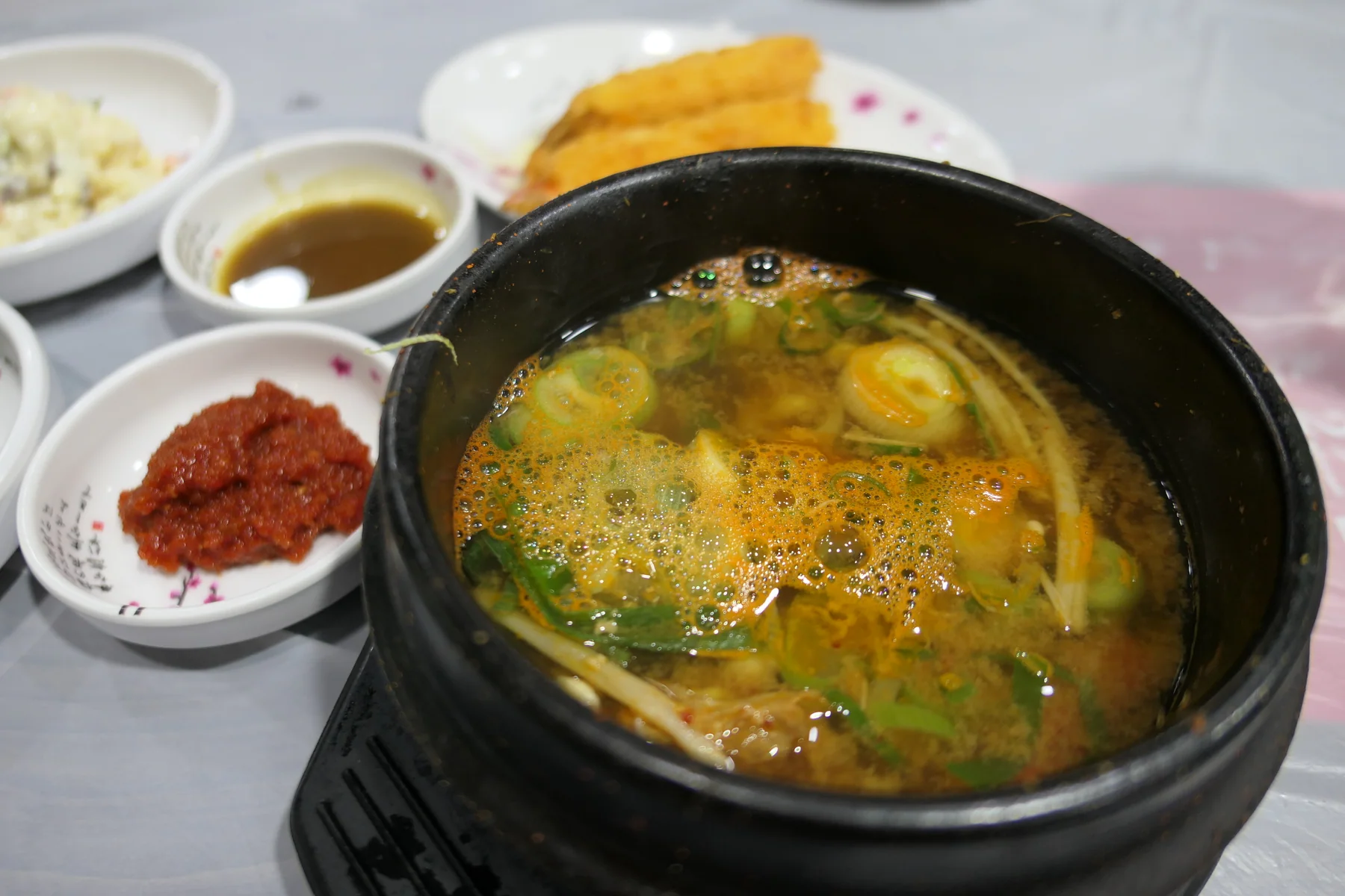 두부와 애호박을 넣고 끓인 된장찌개 뚝배기