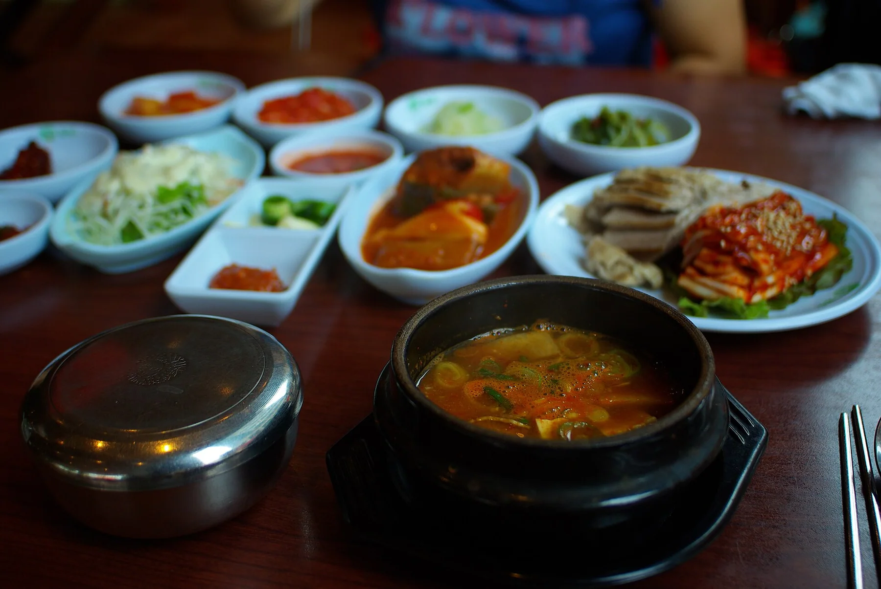 여러 반찬과 함께 상에 놓인 된장찌개