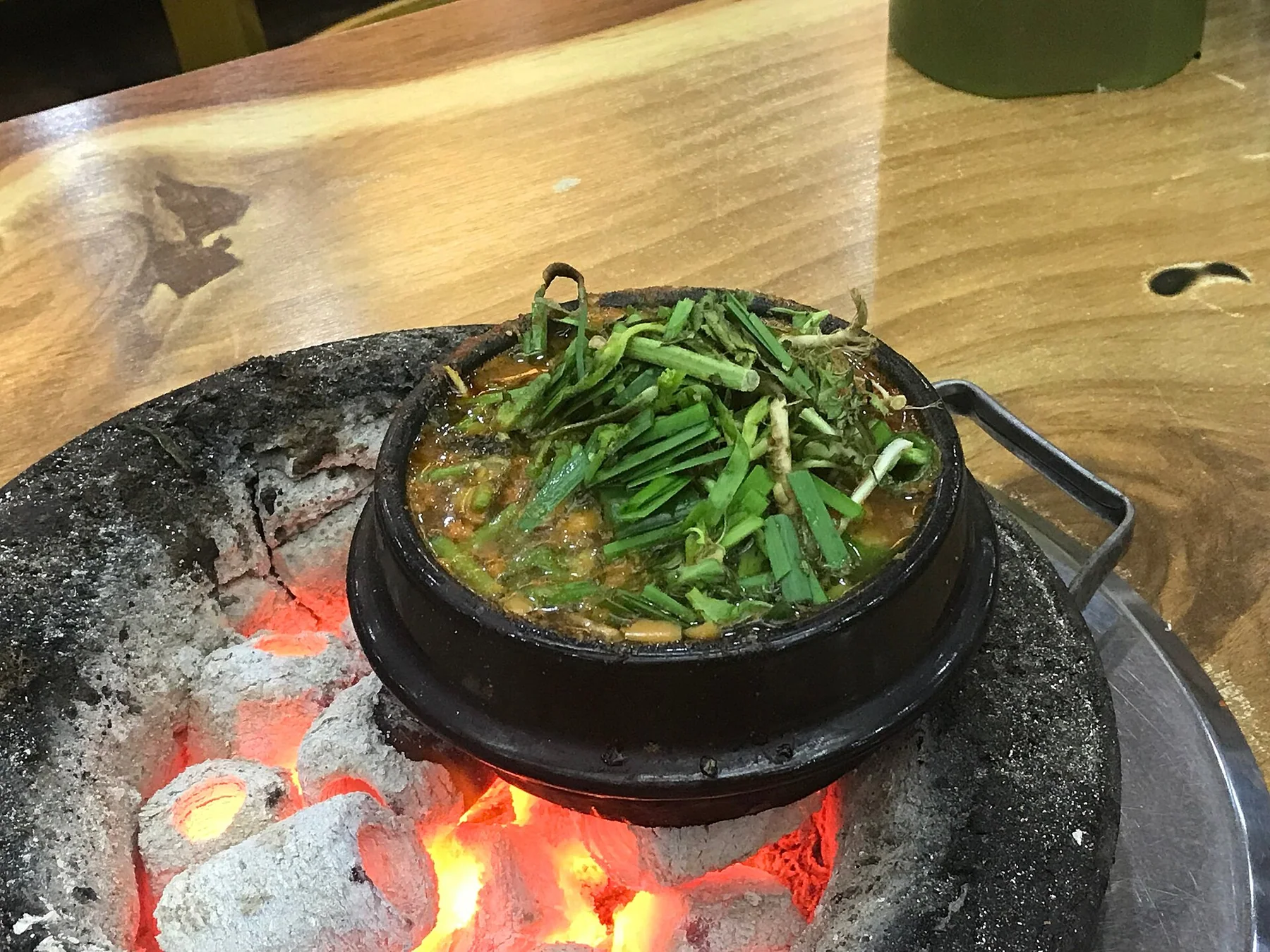 버섯과 채소가 보이는 진한 된장찌개