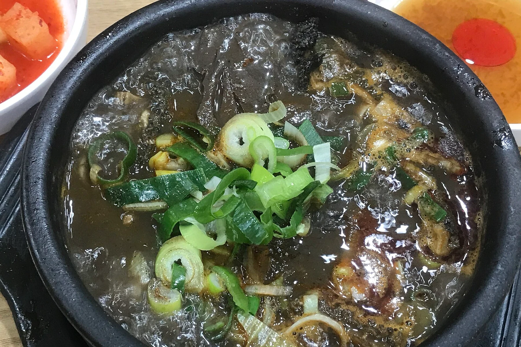 선지와 내장, 우거지 위에 대파를 올린 짙은 해장국
