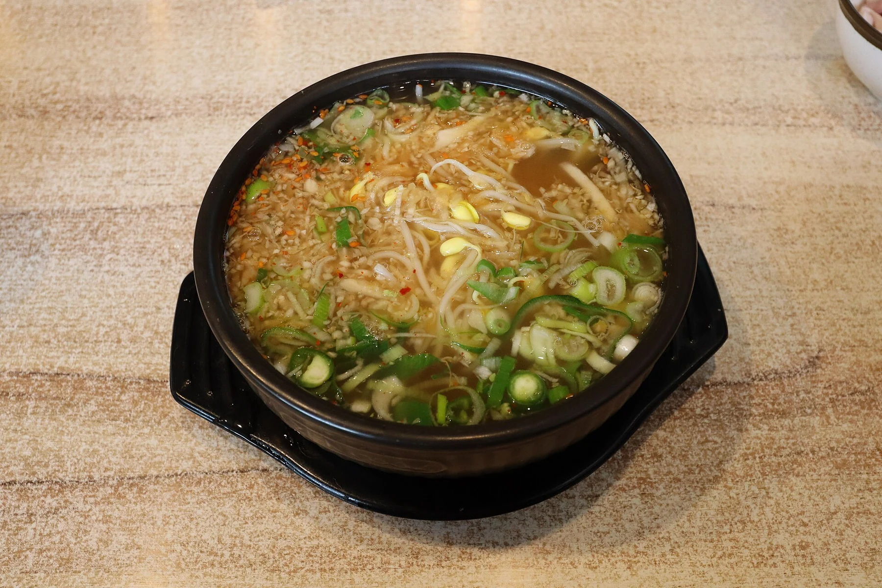 맑은 국물에 콩나물과 달걀, 대파를 담은 전주 콩나물국밥