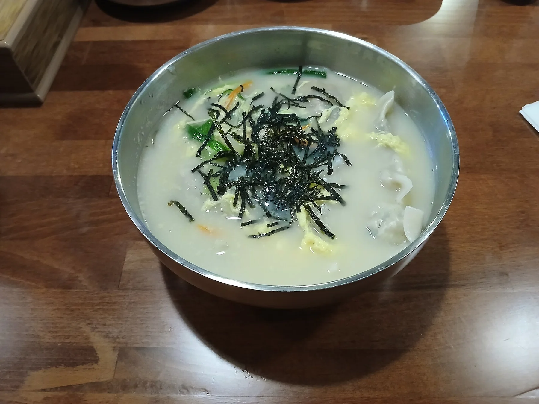 달걀지단과 김을 올린 뽀얀 만둣국