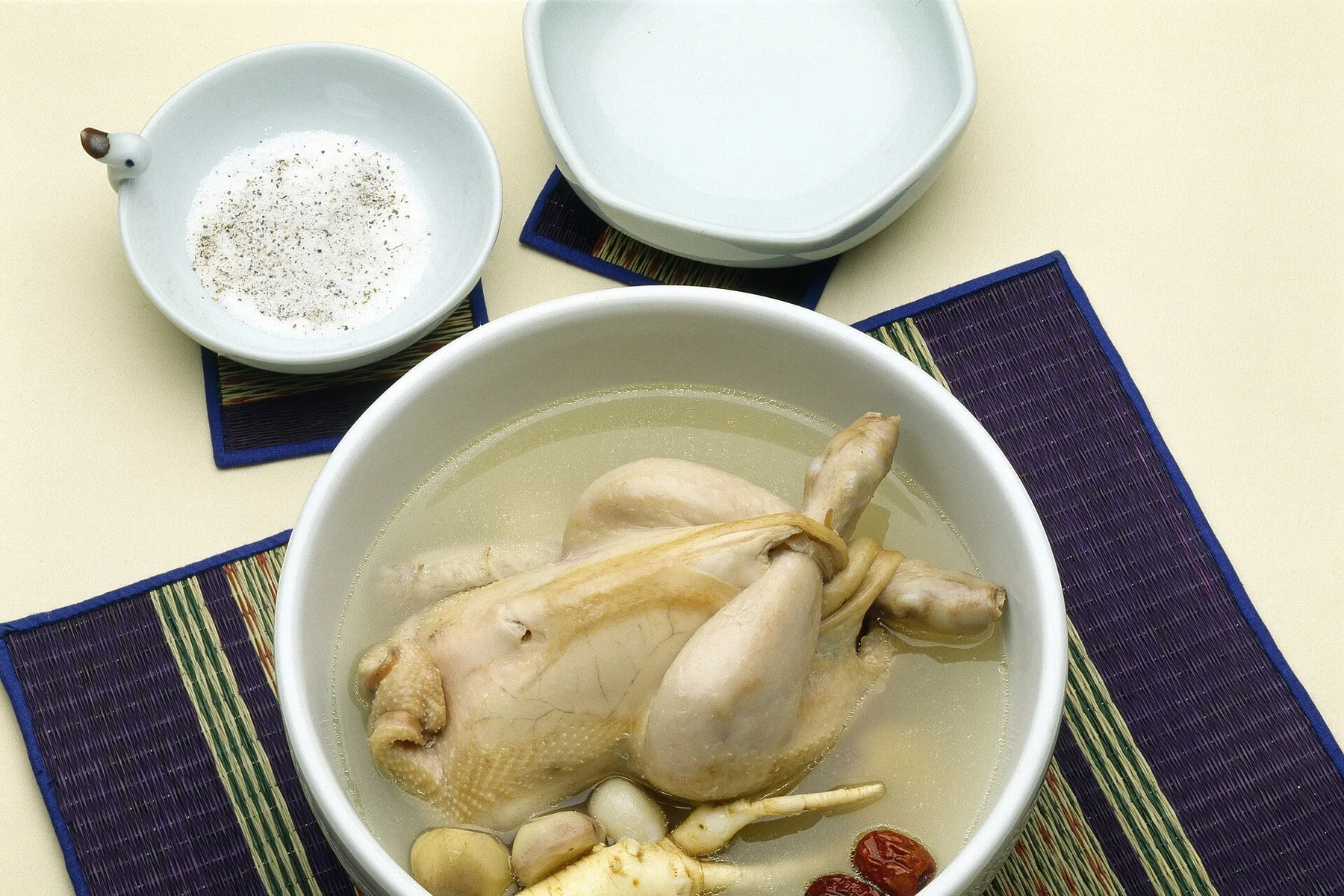 맑은 닭국물에 어린 닭 한 마리와 인삼을 담은 삼계탕