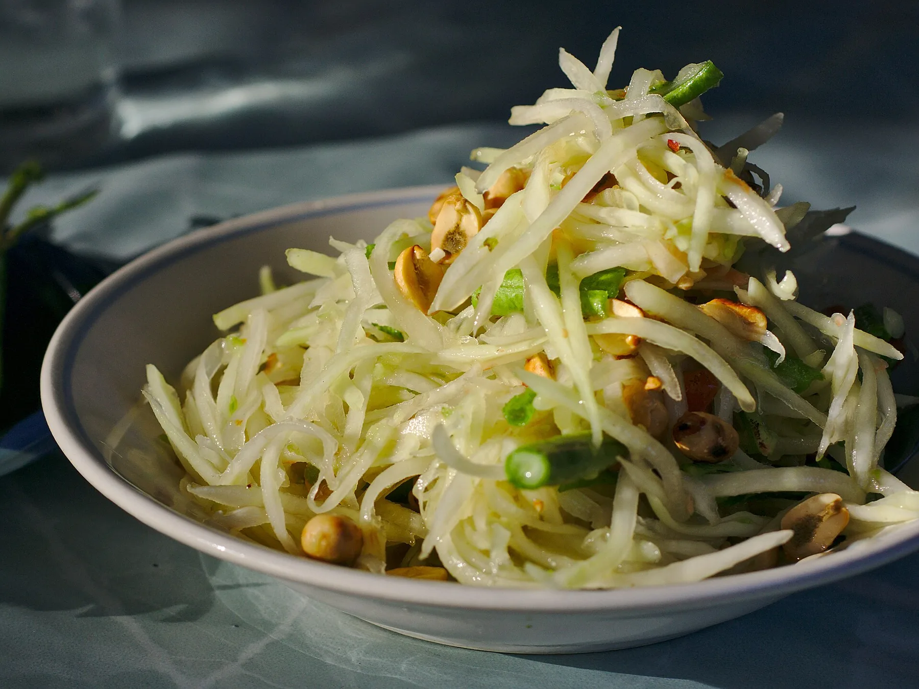 풋파파야 채와 토마토, 땅콩을 담은 태국 솜땀