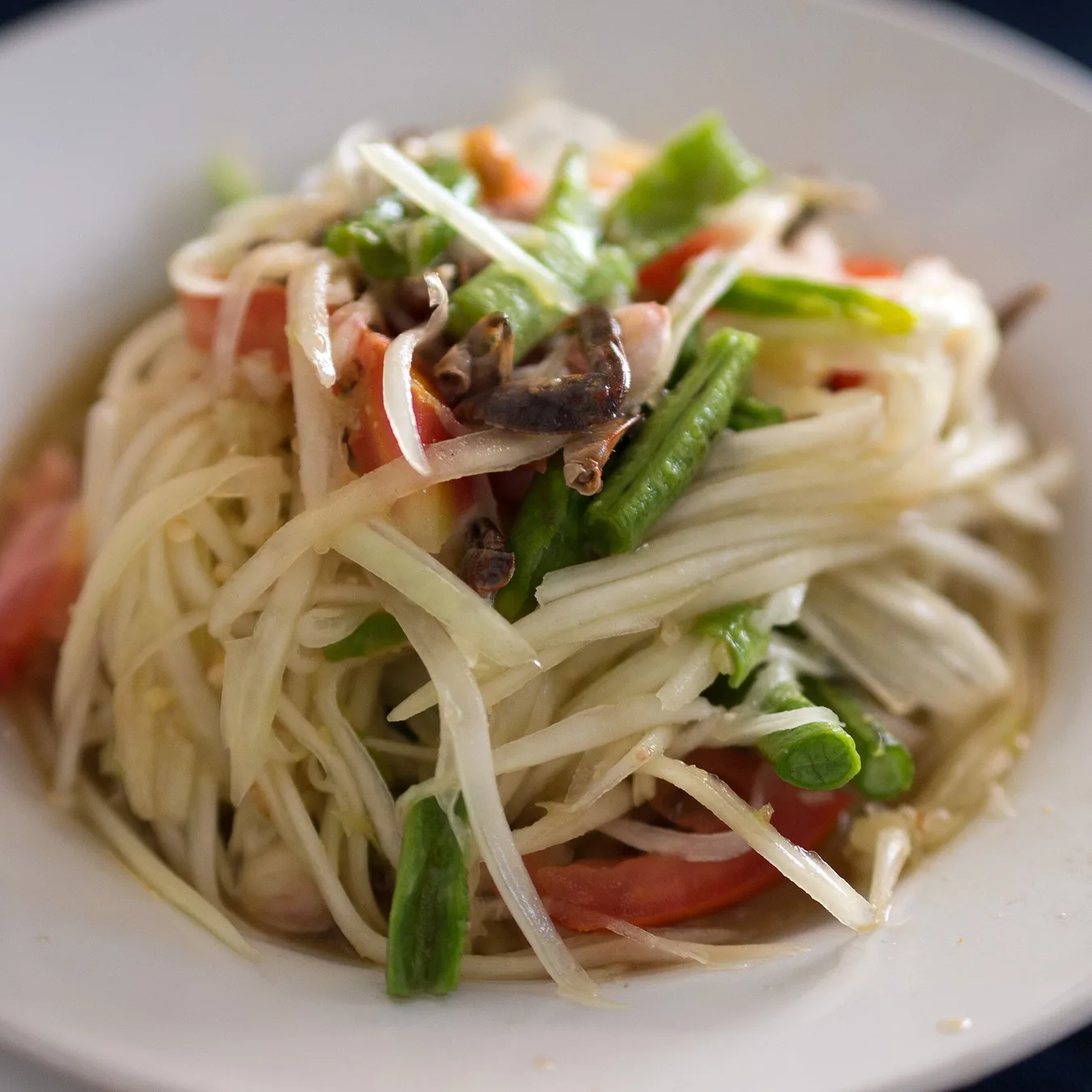 작은 게와 토마토, 줄콩을 넣어 버무린 솜땀 뿌