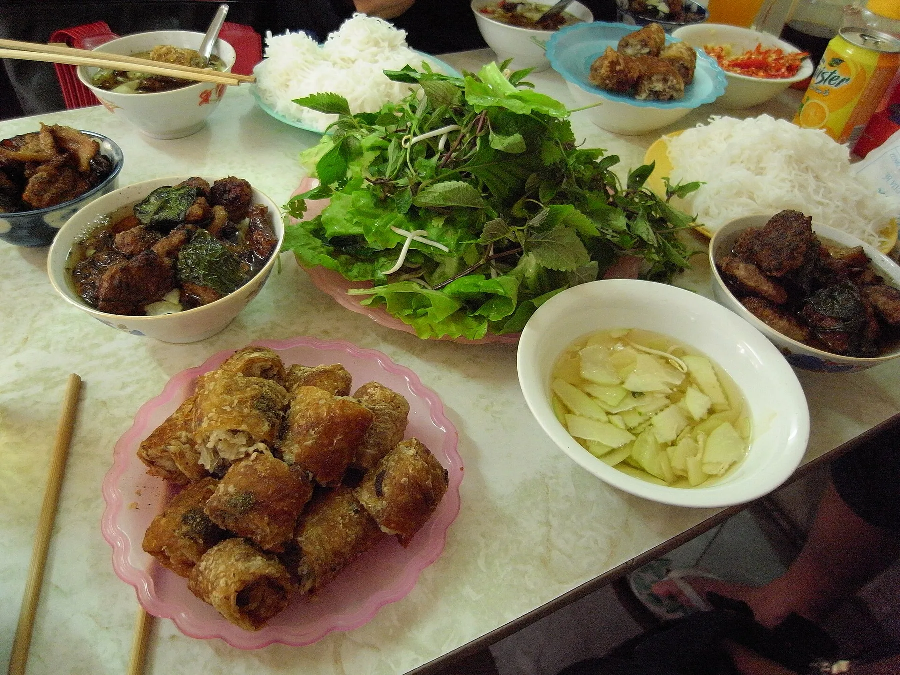 하노이 항마인 거리에서 면과 숯불 돼지고기, 허브를 따로 차린 분짜 한 상