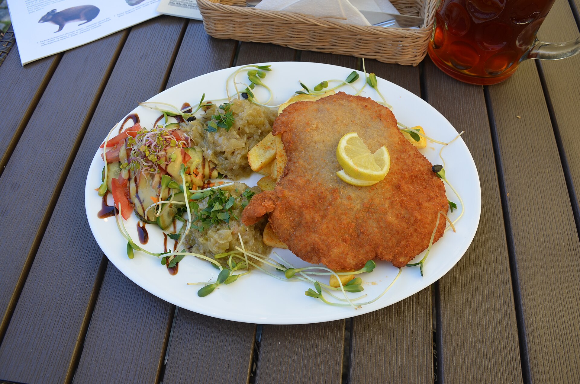 감자샐러드와 놓인 송아지 슈니첼