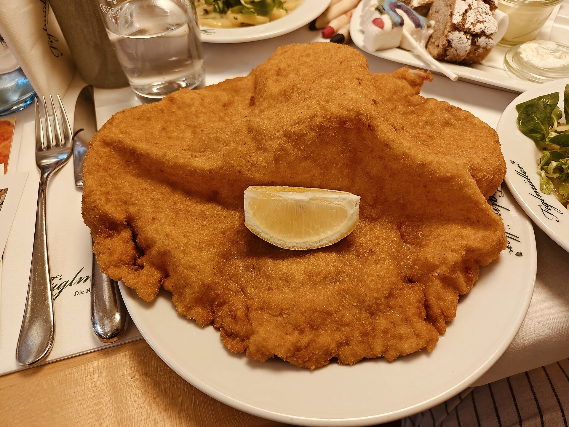 빈 식당의 얇은 슈니첼