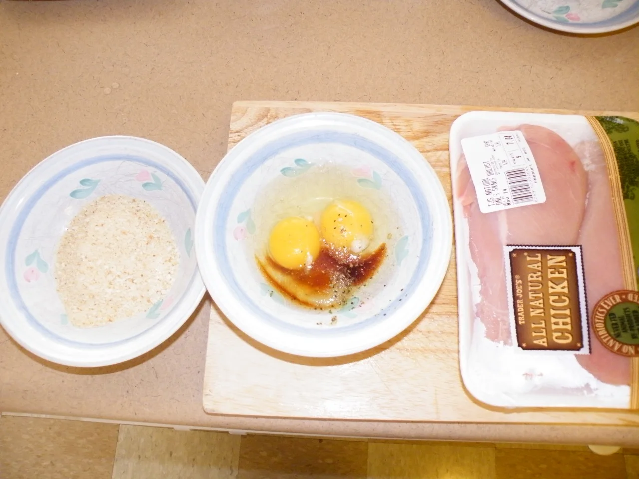 송아지고기와 밀가루 달걀 빵가루를 차례로 놓은 슈니첼 재료