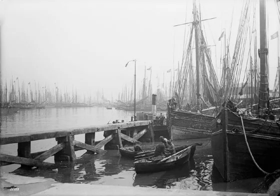 1890년 무렵 배와 돛대가 가득한 그림즈비 어항
