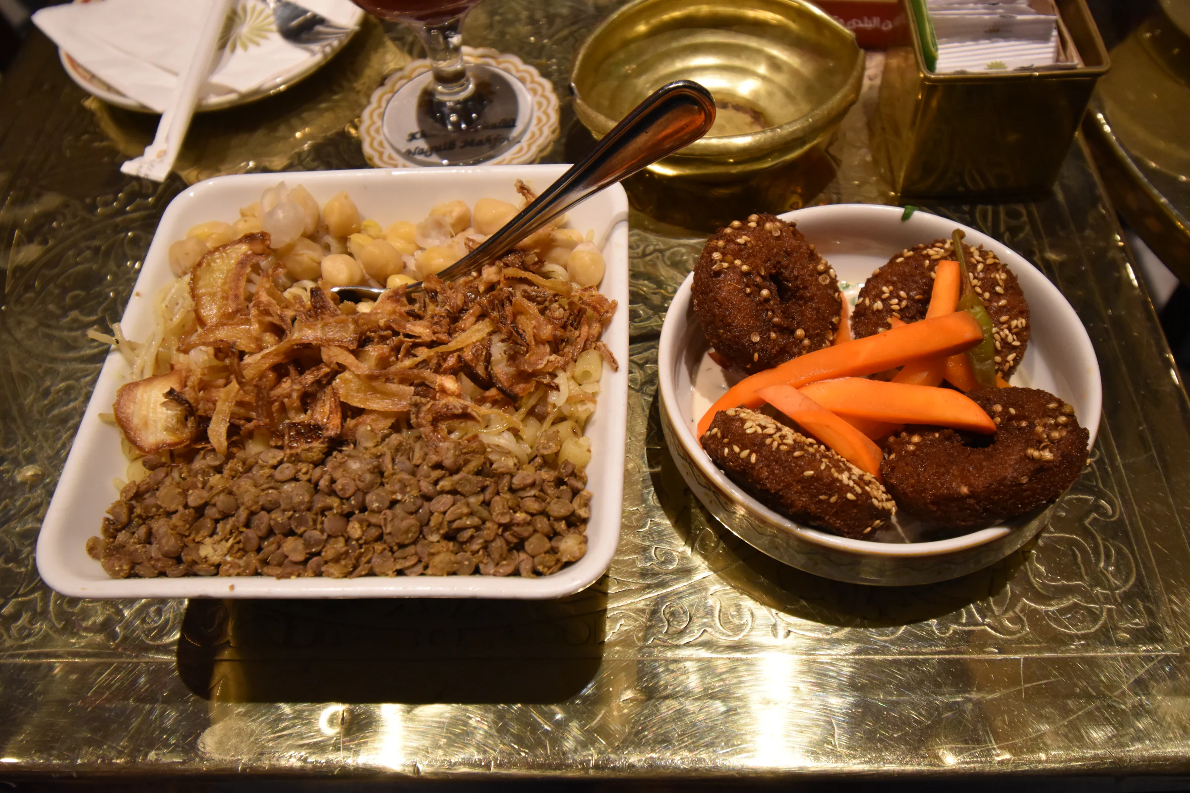 카이로 칸 엘 칼릴리 식당에서 낸 코샤리