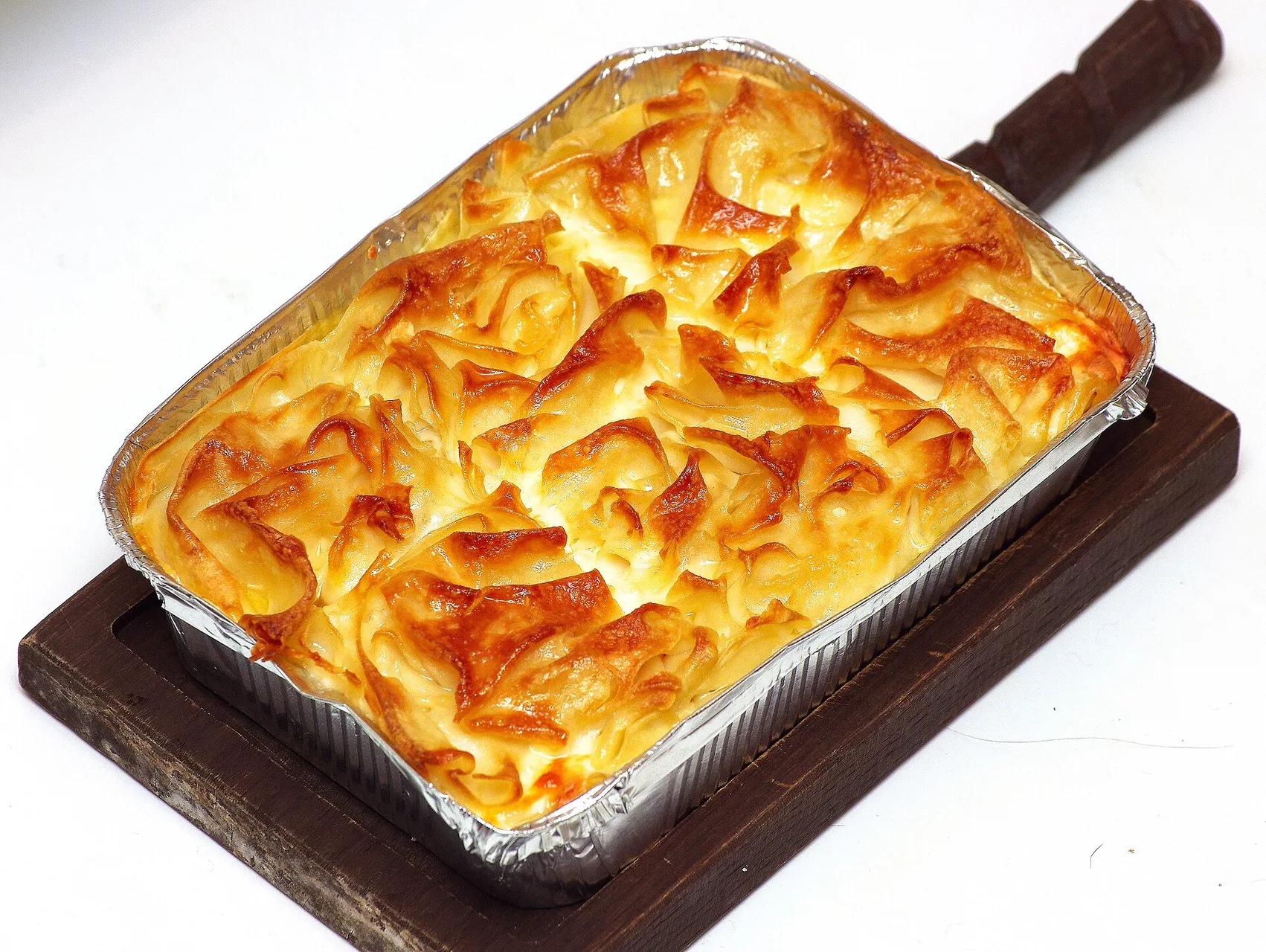 여러 겹의 반죽과 치즈를 겹쳐 구운 아치마