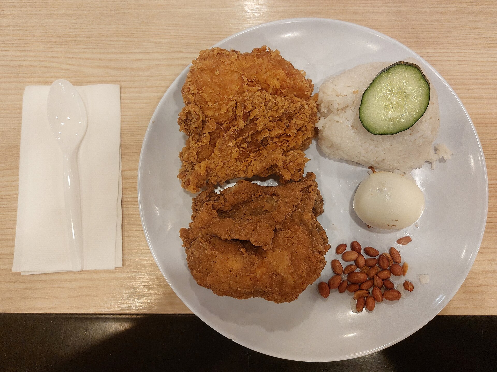 프라이드치킨을 올린 나시르막