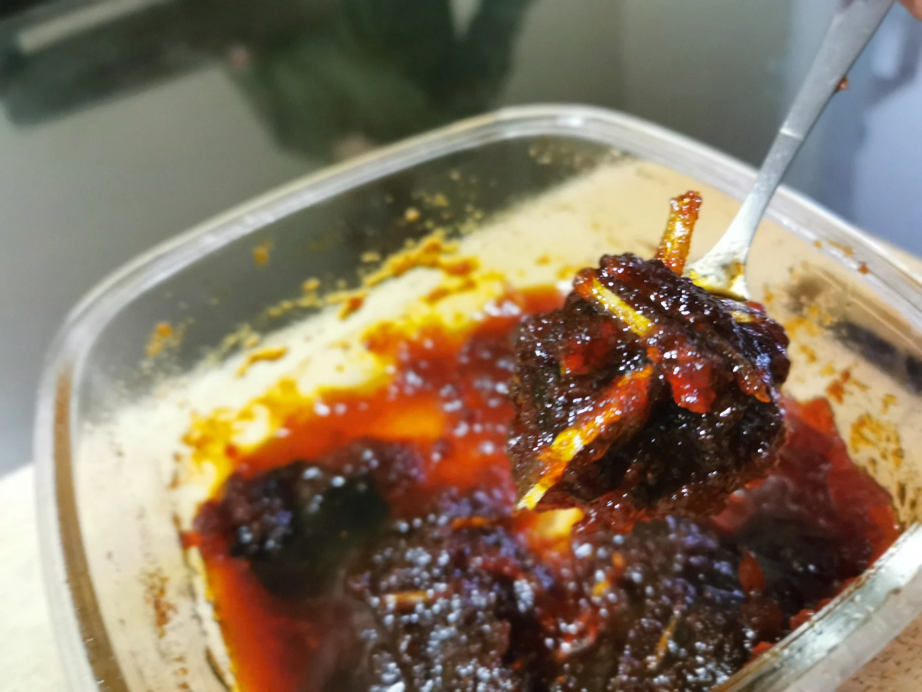 바나나잎 위에 밥과 삼발, 멸치, 닭고기를 놓은 나시르막