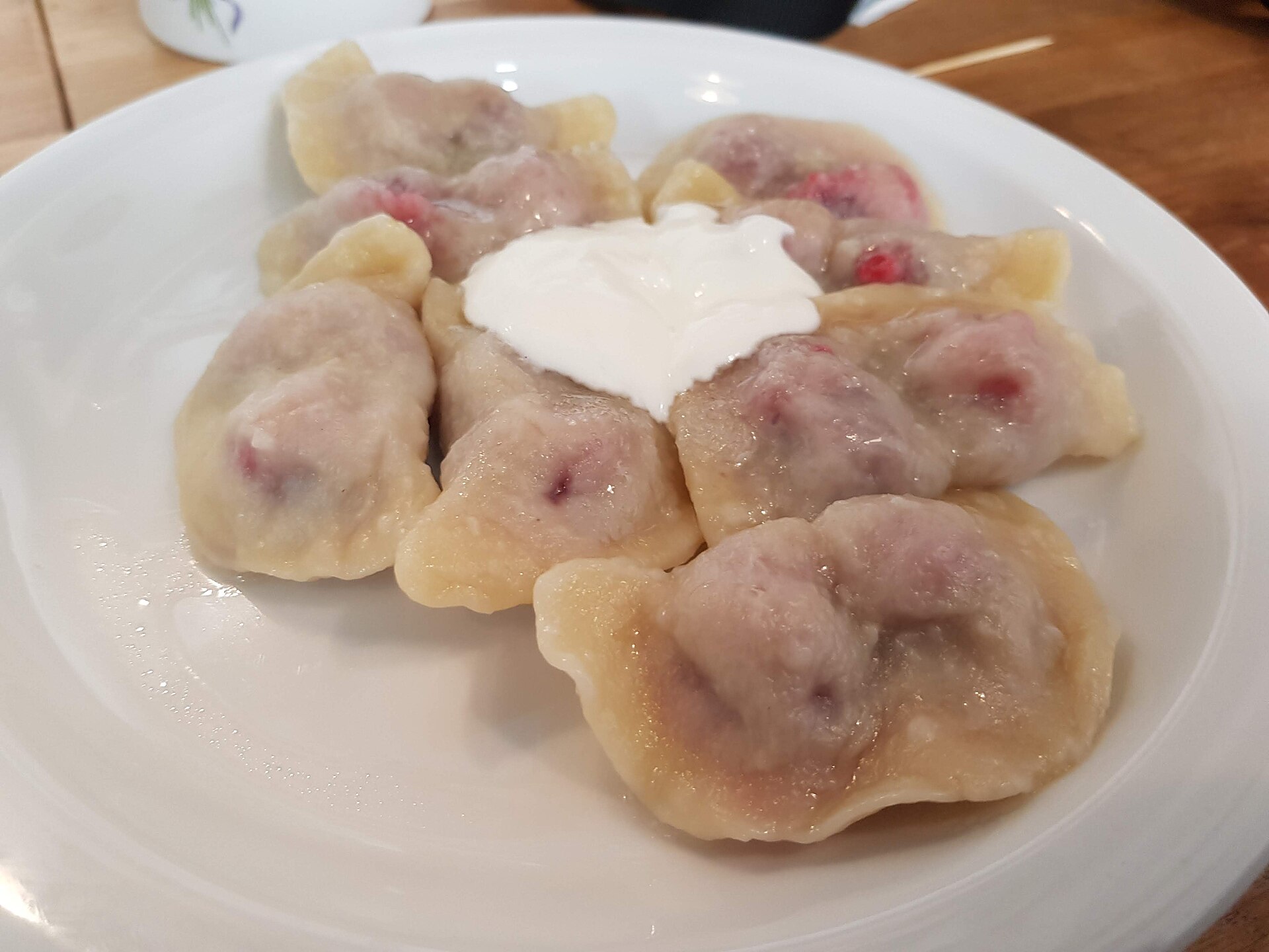 체리를 넣은 달콤한 피에로기