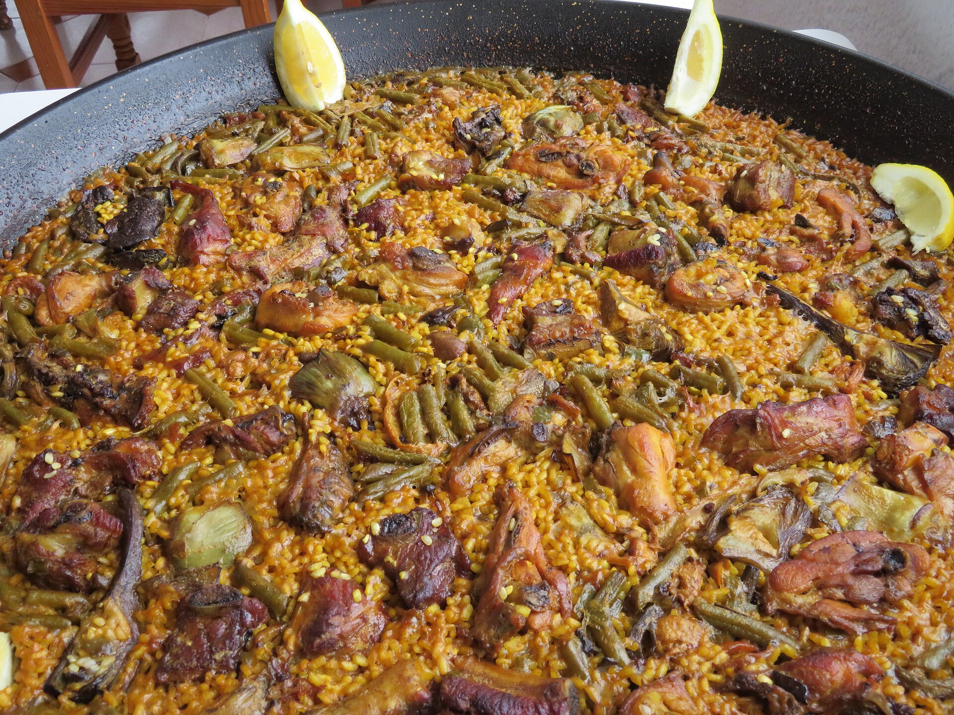 붉은 피망과 쌀이 펼쳐진 빠에야 팬