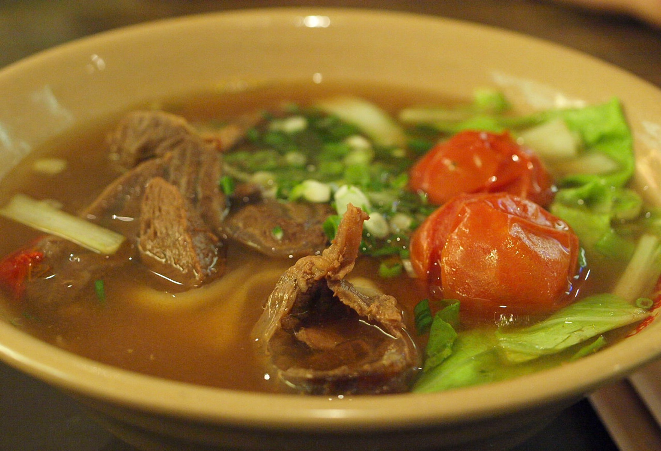 붉은 토마토 조각을 넣은 타이베이 우육면